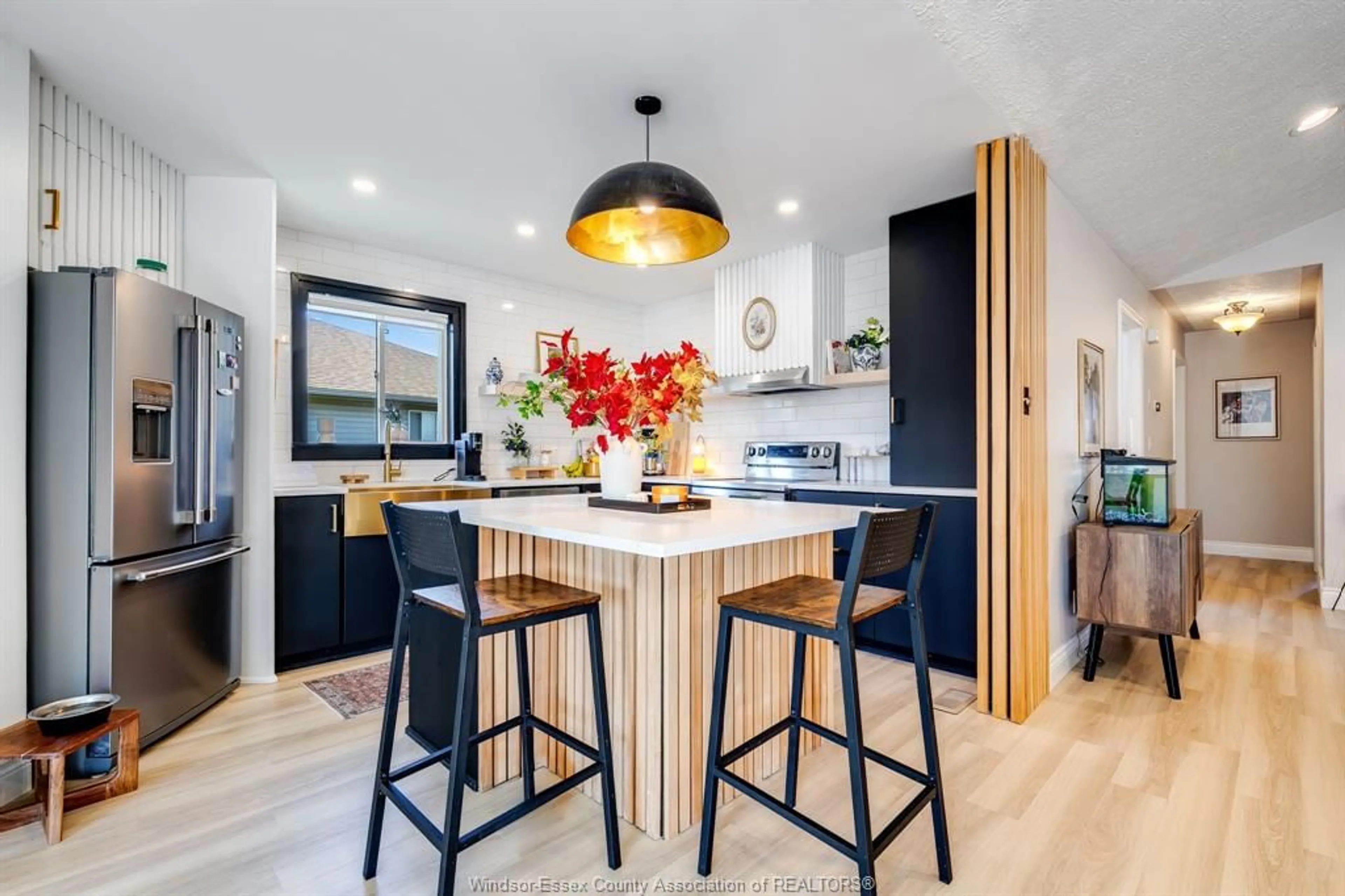 Contemporary kitchen, wood/laminate floor for 135 Sturgeon Meadows Ave, Leamington Ontario N8H 5L1