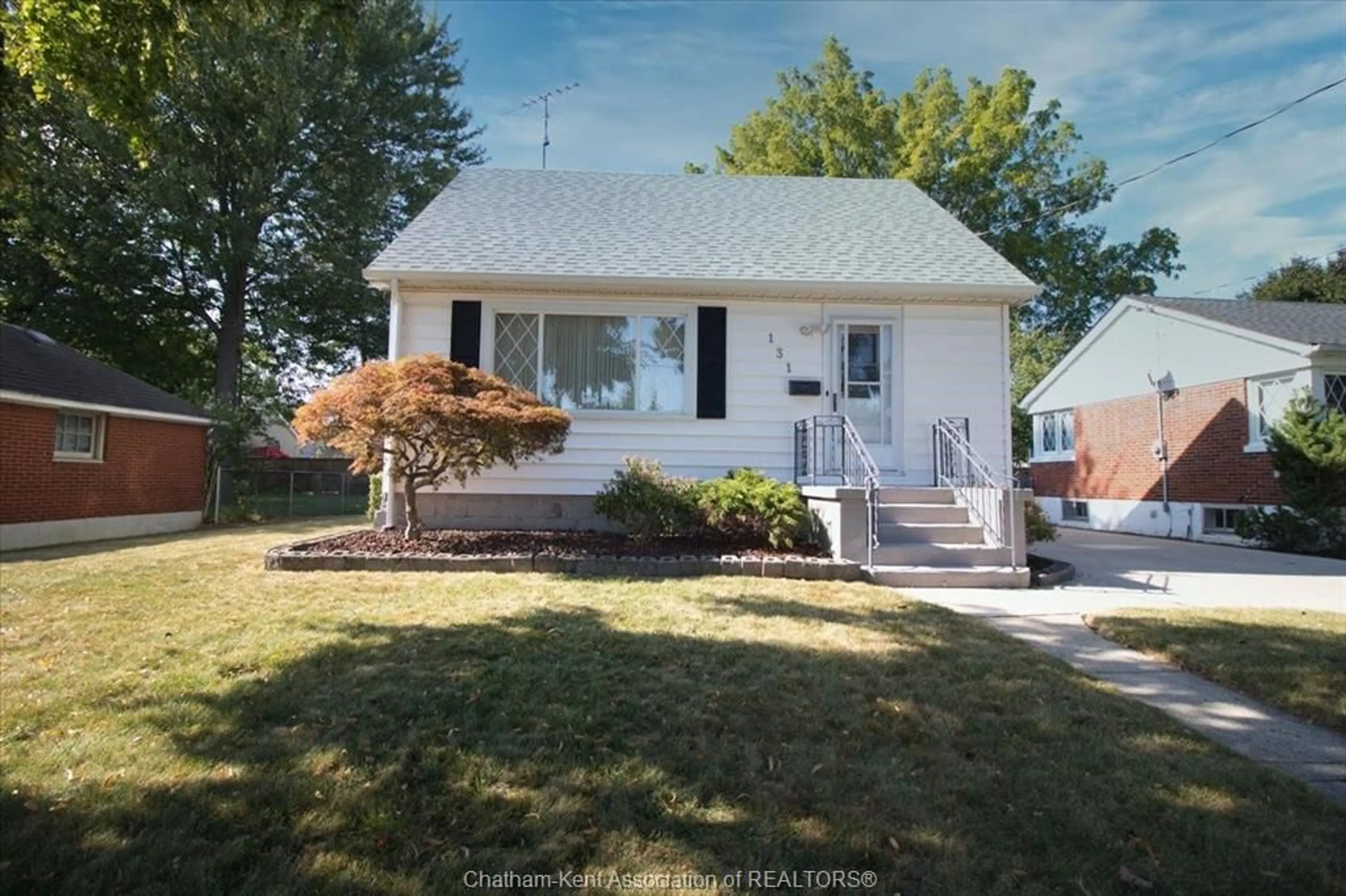 Home with vinyl exterior material, street for 131 Tweedsmuir Ave, Chatham Ontario N7M 3Z7