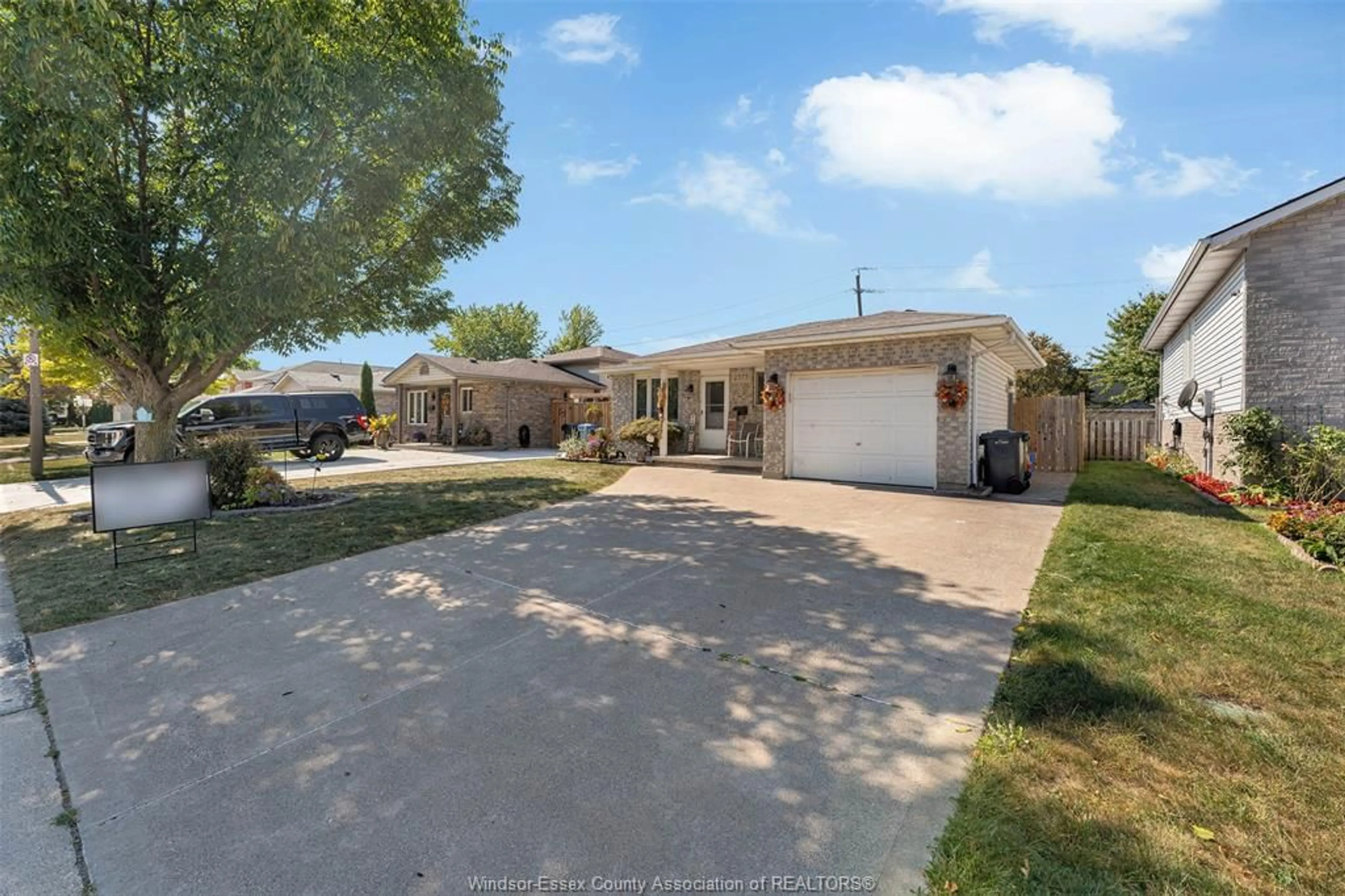 A pic from outside/outdoor area/front of a property/back of a property/a pic from drone, street for 2575 GEM, Windsor Ontario N8W 5N5