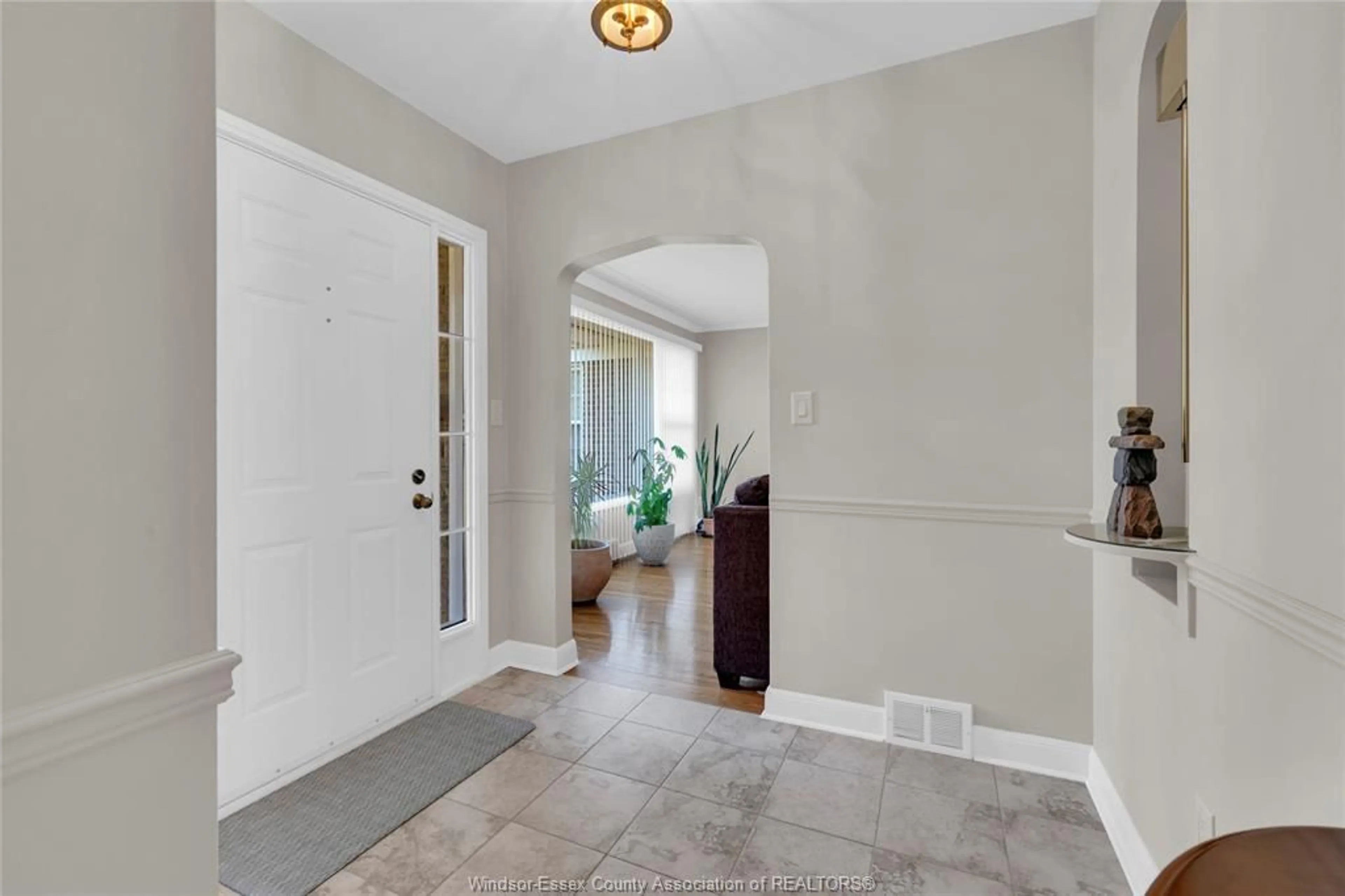 Indoor entryway for 290 PATRICE, Windsor Ontario N8S 2R6