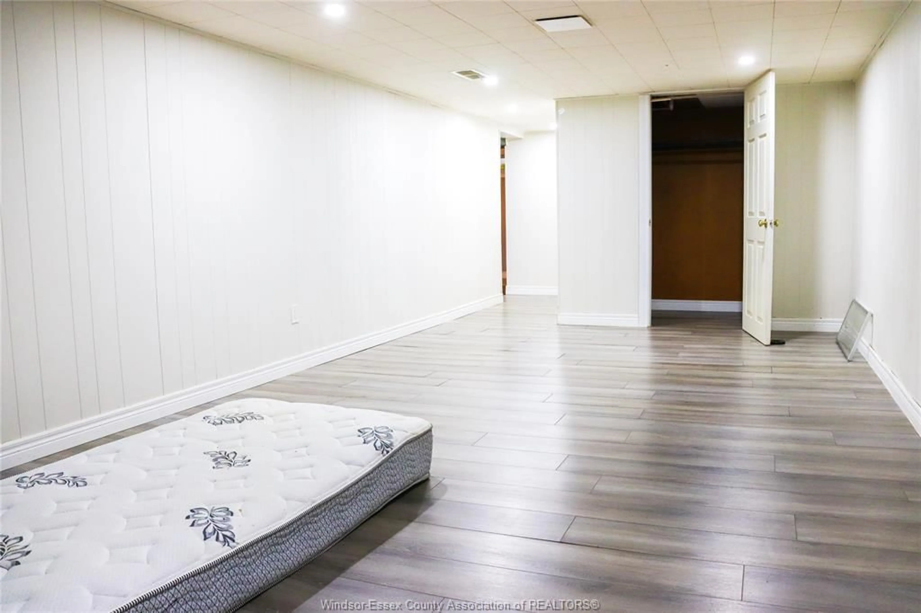 Indoor foyer for 951 RIVERDALE, Windsor Ontario N8S 4C4