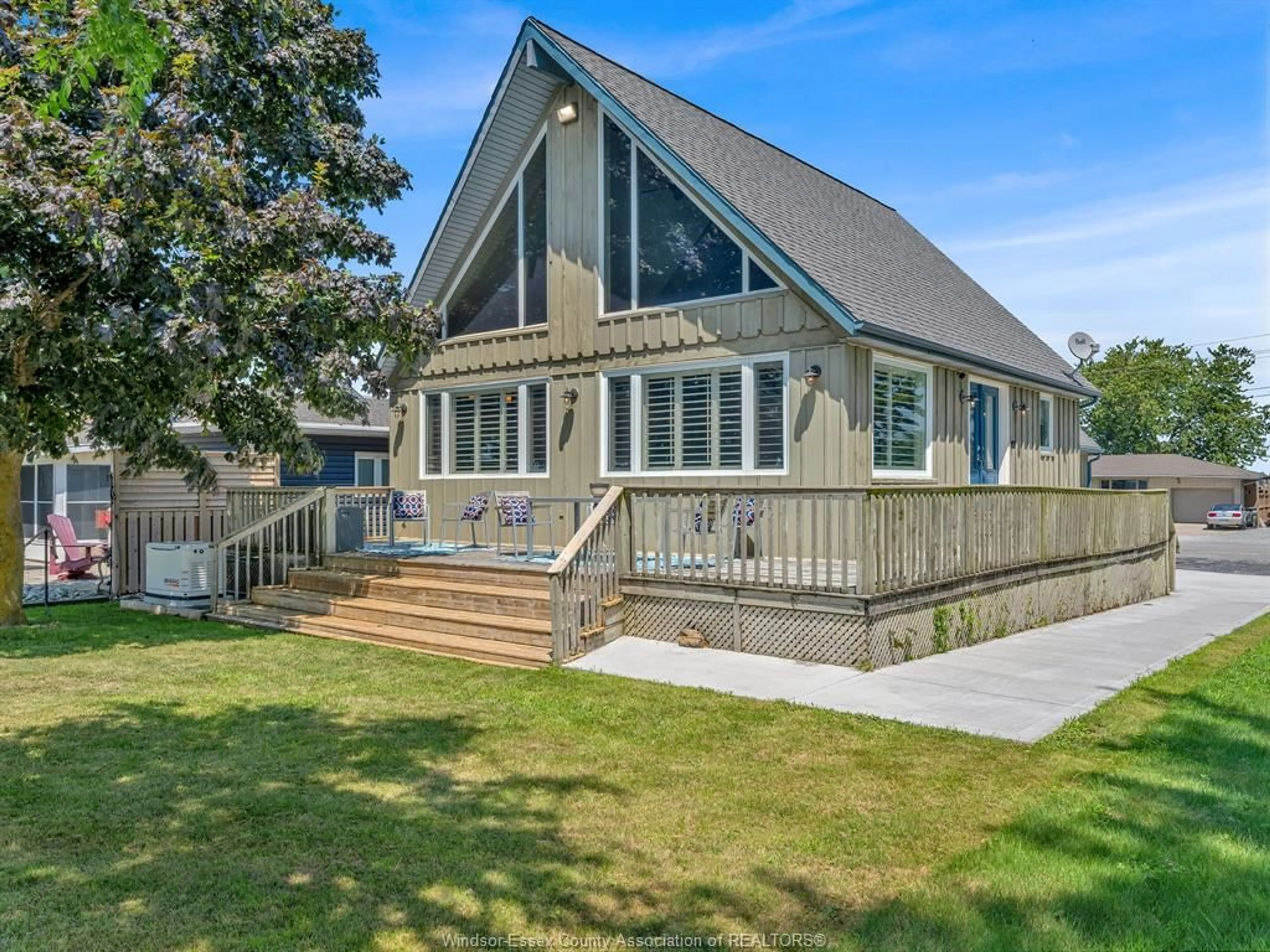 Home with vinyl exterior material, water/lake/river/ocean view for 770 Point Pelee Dr, Leamington Ontario N8H 3V4