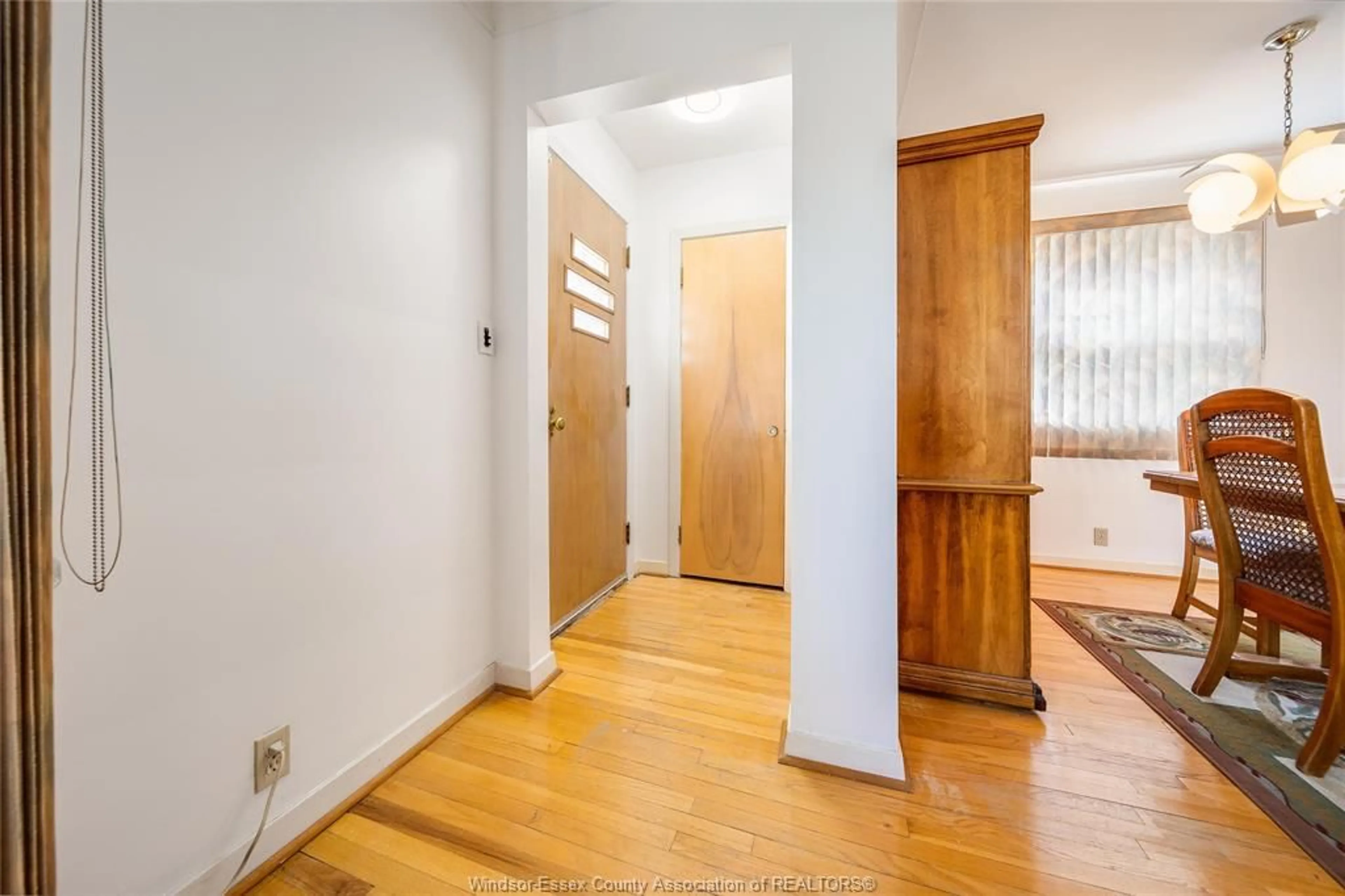 Indoor entryway for 2889 ALEXANDRA Ave, Windsor Ontario N9A 2J8
