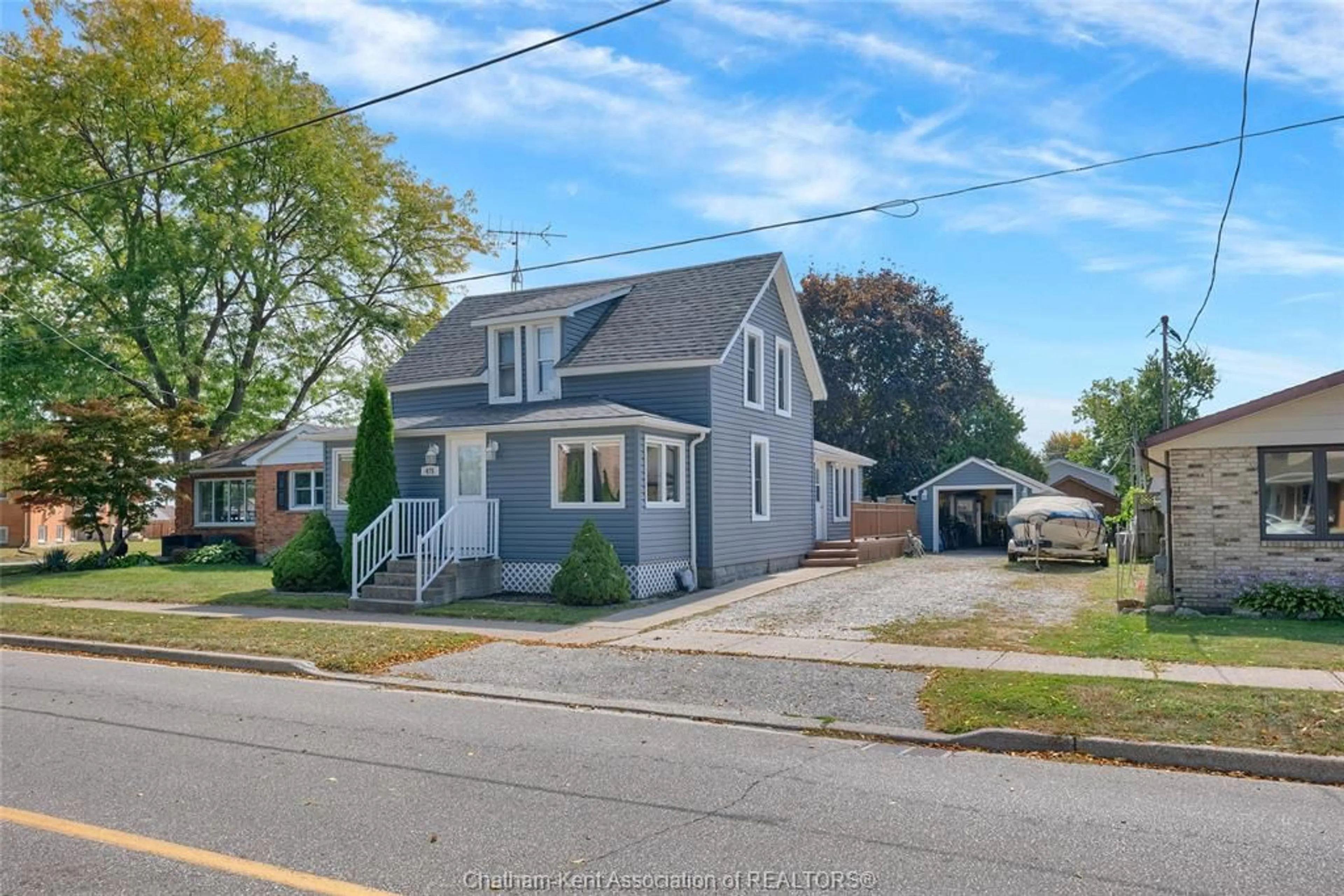 A pic from outside/outdoor area/front of a property/back of a property/a pic from drone, street for 475 Broadway St, Port Lambton Ontario N0P 2B0
