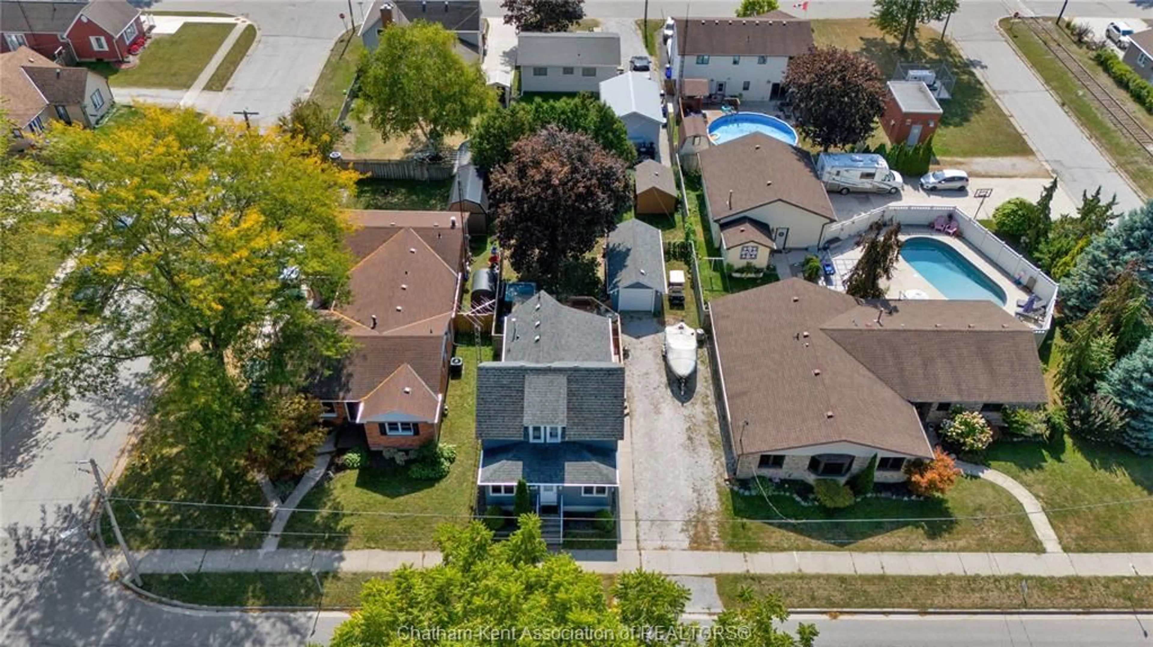 A pic from outside/outdoor area/front of a property/back of a property/a pic from drone, street for 475 Broadway St, Port Lambton Ontario N0P 2B0