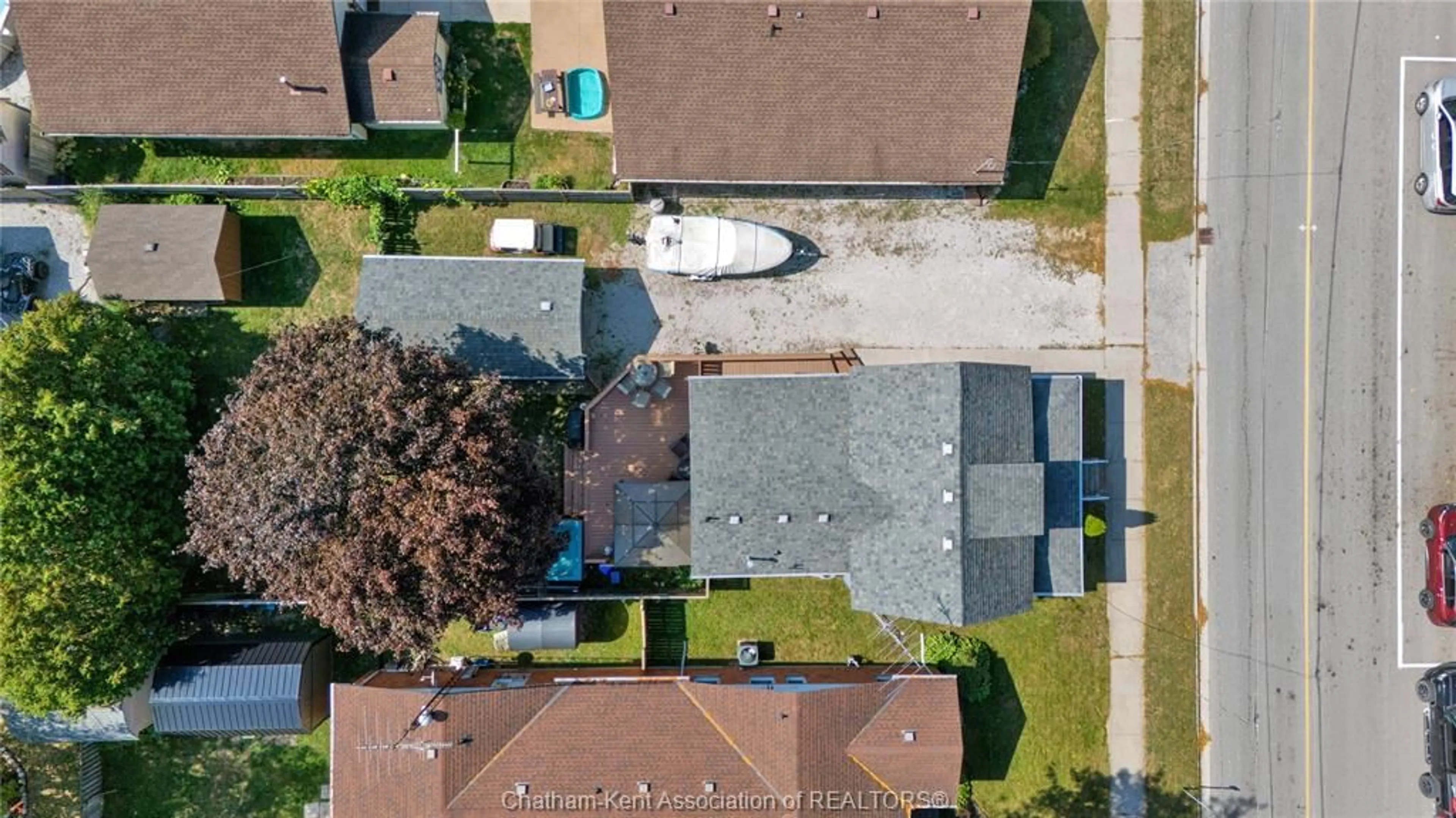 A pic from outside/outdoor area/front of a property/back of a property/a pic from drone, street for 475 Broadway St, Port Lambton Ontario N0P 2B0