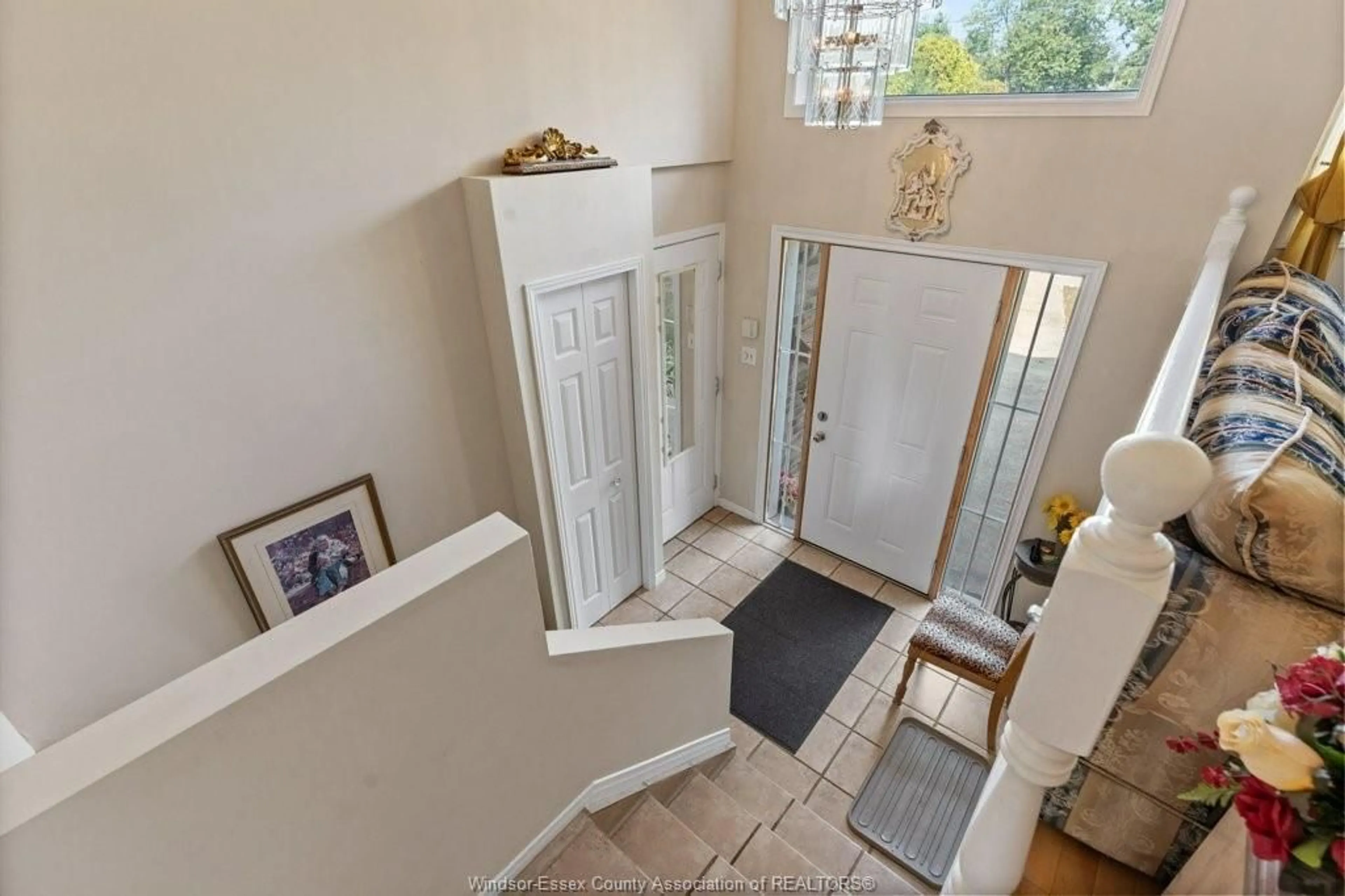 Indoor entryway for 1801 DOMINION, Windsor Ontario N9B 3H8