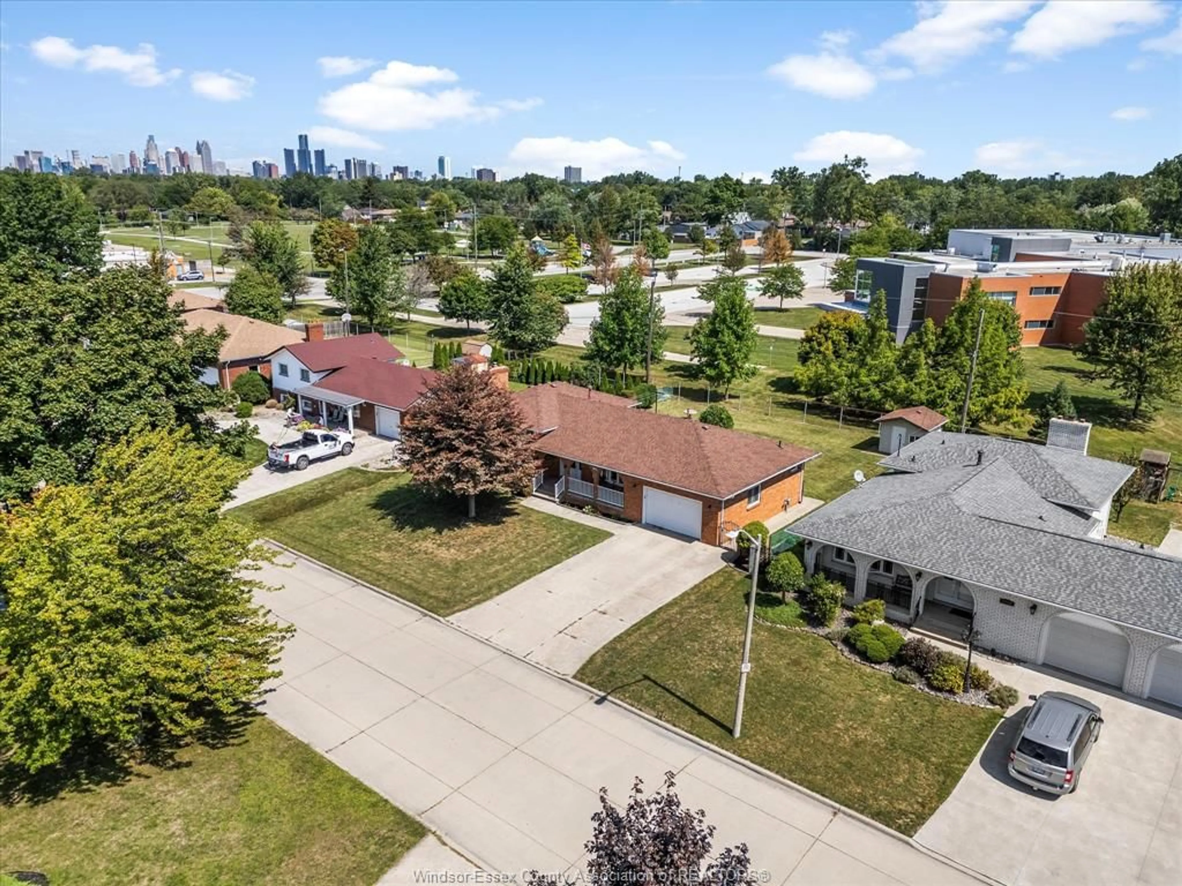 A pic from outside/outdoor area/front of a property/back of a property/a pic from drone, city buildings view from balcony for 1728 PARTINGTON Ave, Windsor Ontario N9B 2R3