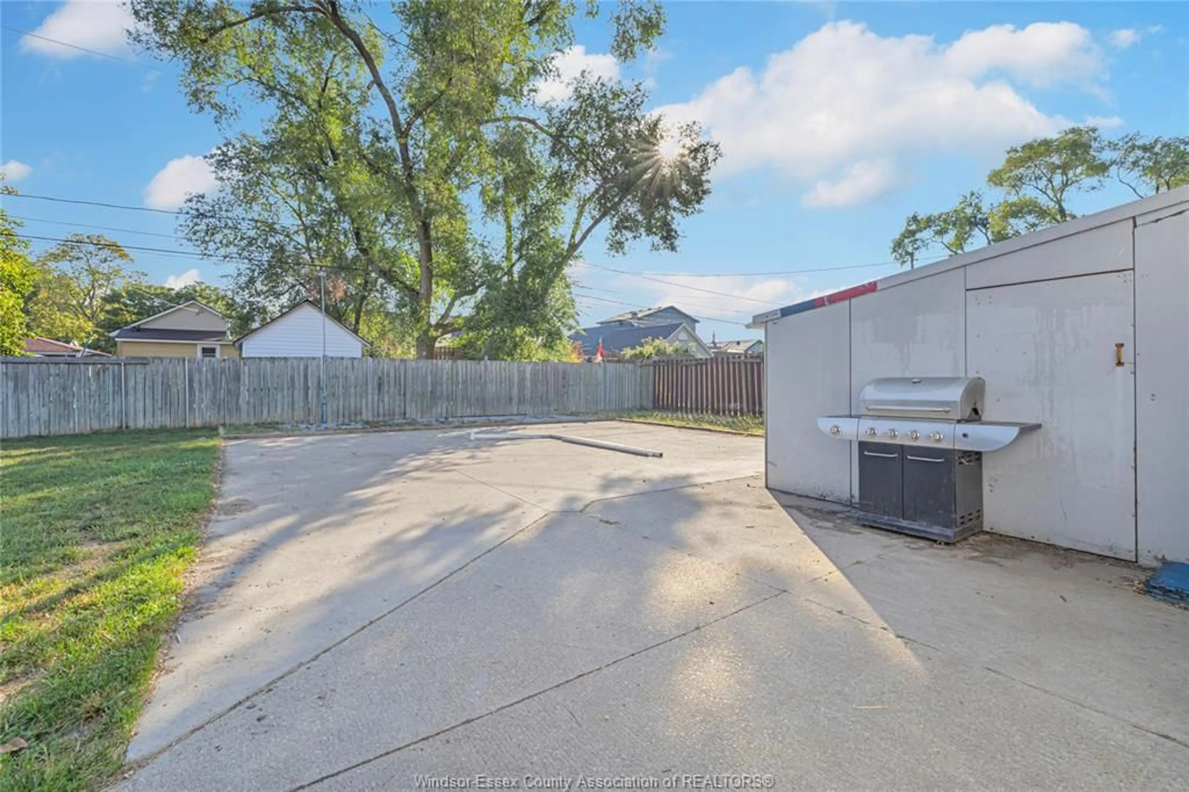 A pic from outside/outdoor area/front of a property/back of a property/a pic from drone, street for 1866 ST. LUKE, Windsor Ontario N8W 3W7