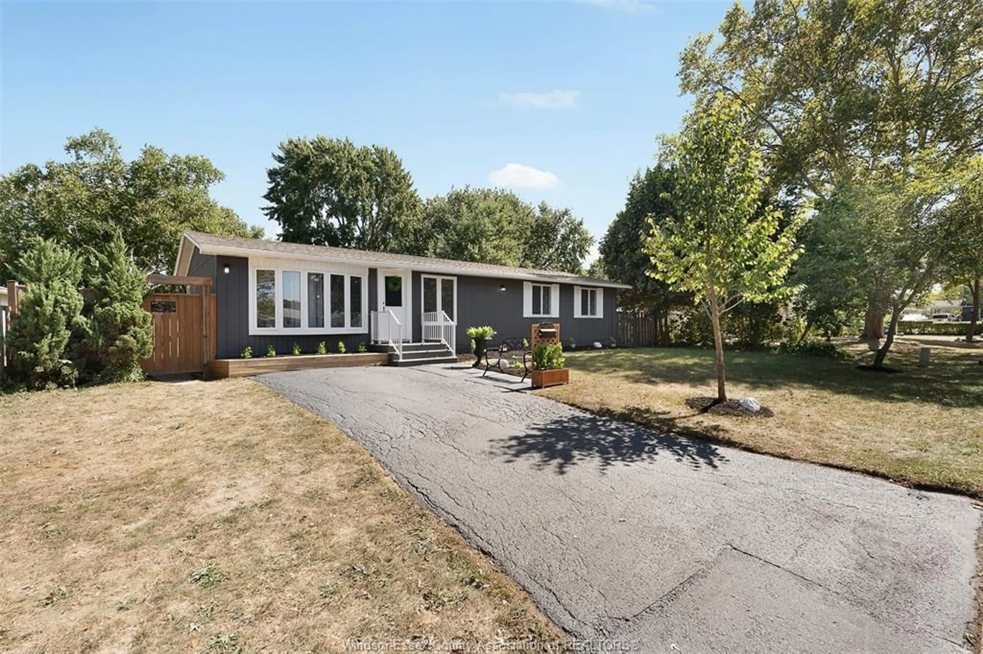 Unknown for 10135 CALEDON Crt, Windsor Ontario N8R 1C7