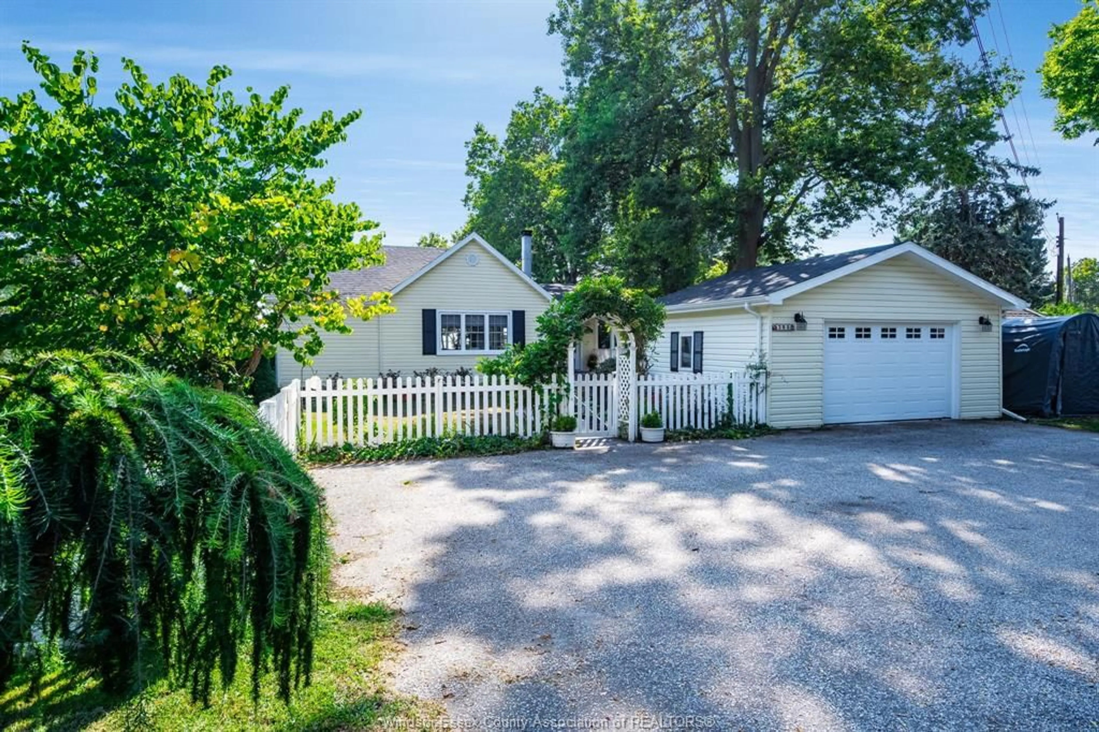 A pic from outside/outdoor area/front of a property/back of a property/a pic from drone, street for 389 Erie View, Harrow Ontario N0R 1G0