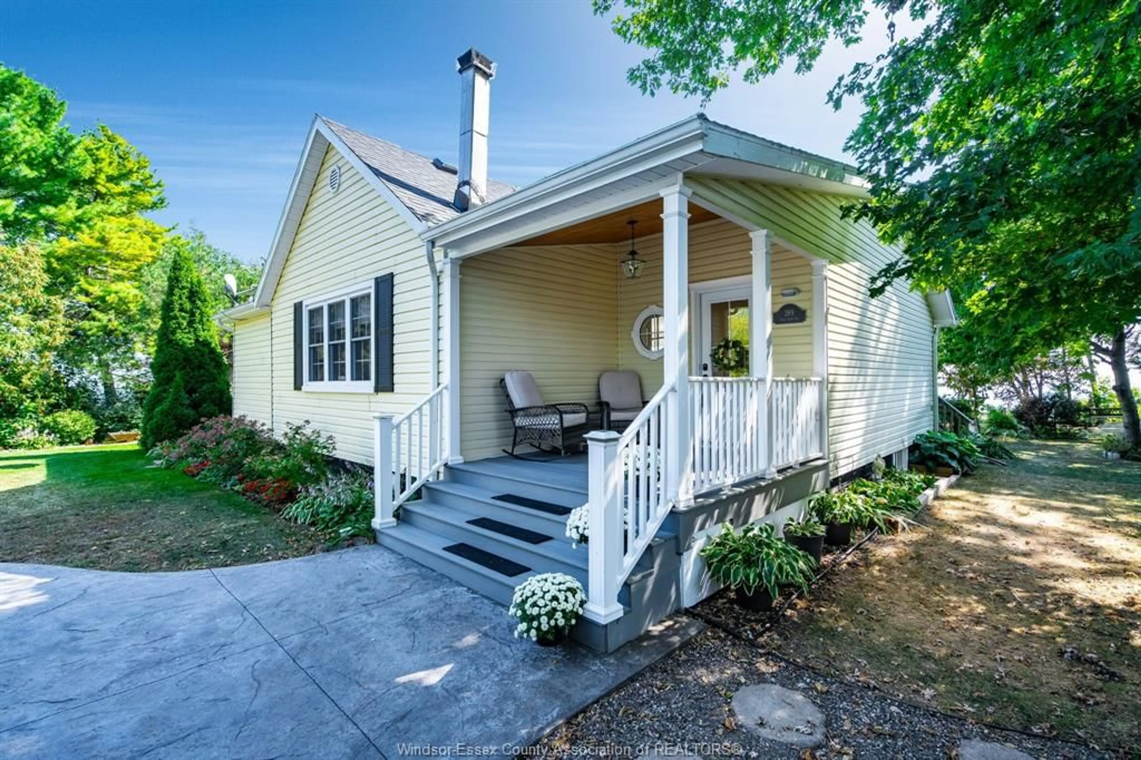 Home with vinyl exterior material, street for 389 Erie View, Harrow Ontario N0R 1G0