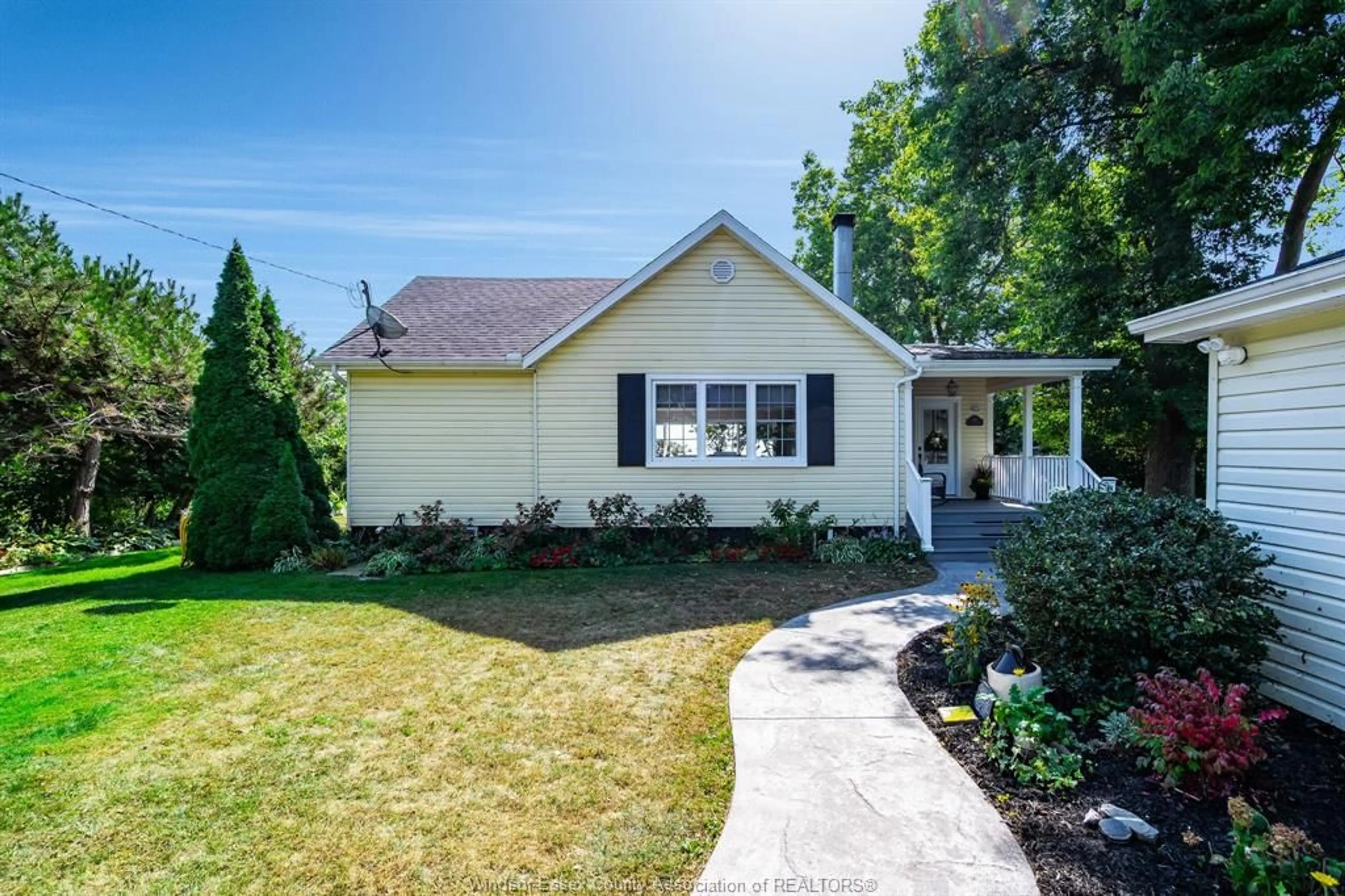Home with vinyl exterior material, street for 389 Erie View, Harrow Ontario N0R 1G0