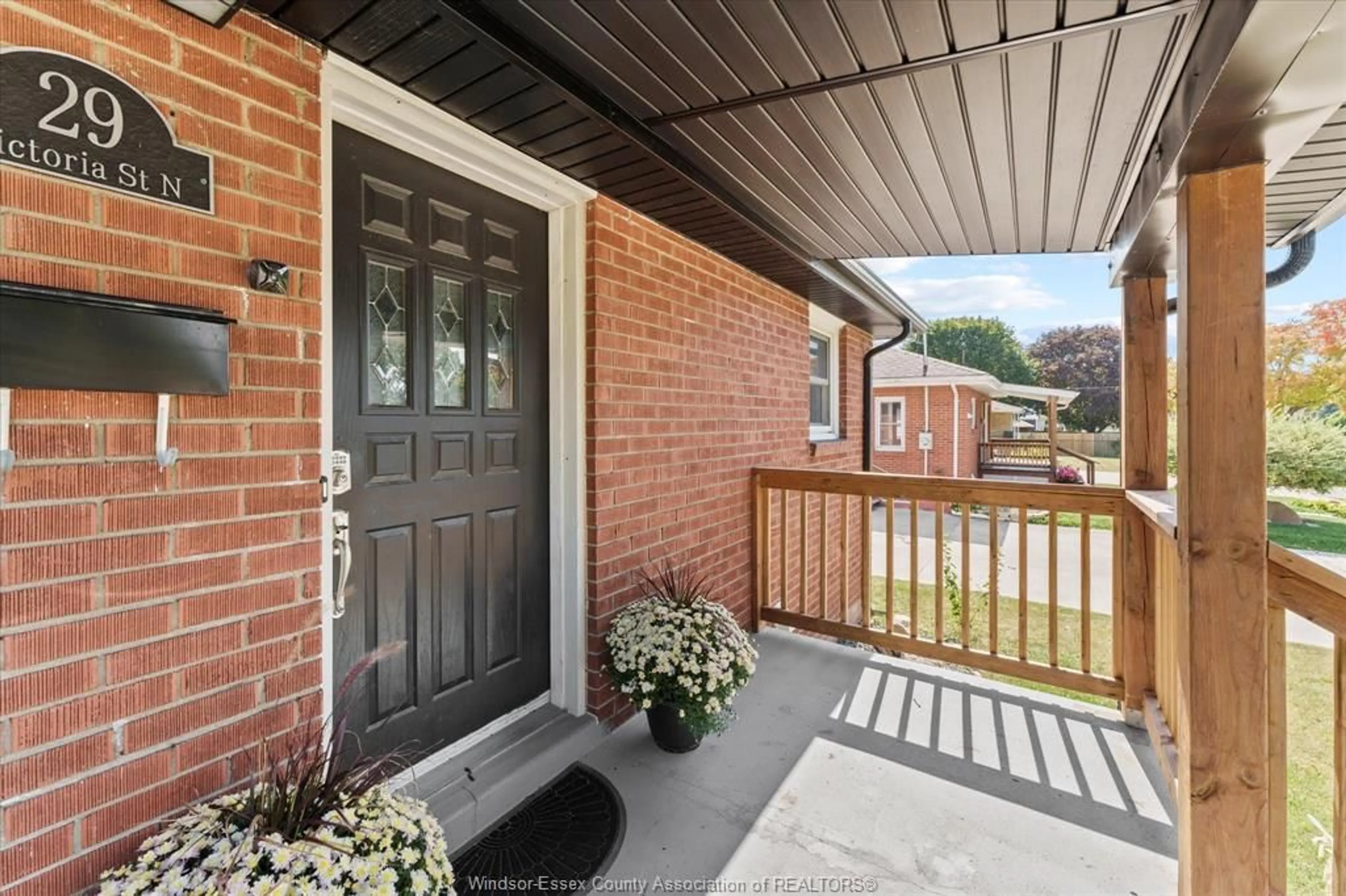 Home with brick exterior material, street for 29 VICTORIA St, Amherstburg Ontario N9V 2X7