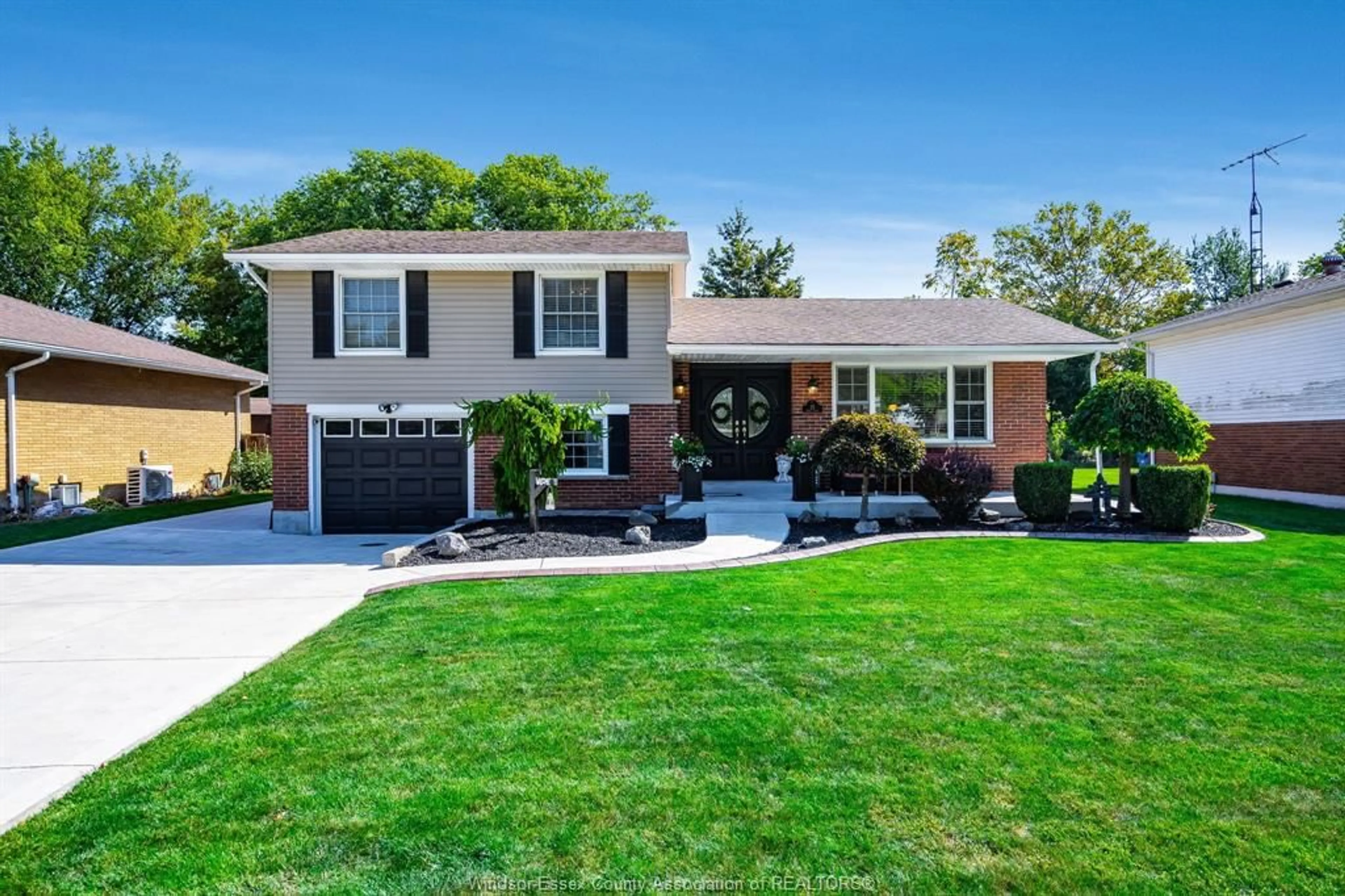 Home with vinyl exterior material, street for 25 SUNSET Pl, Tilbury Ontario N0P 2L0