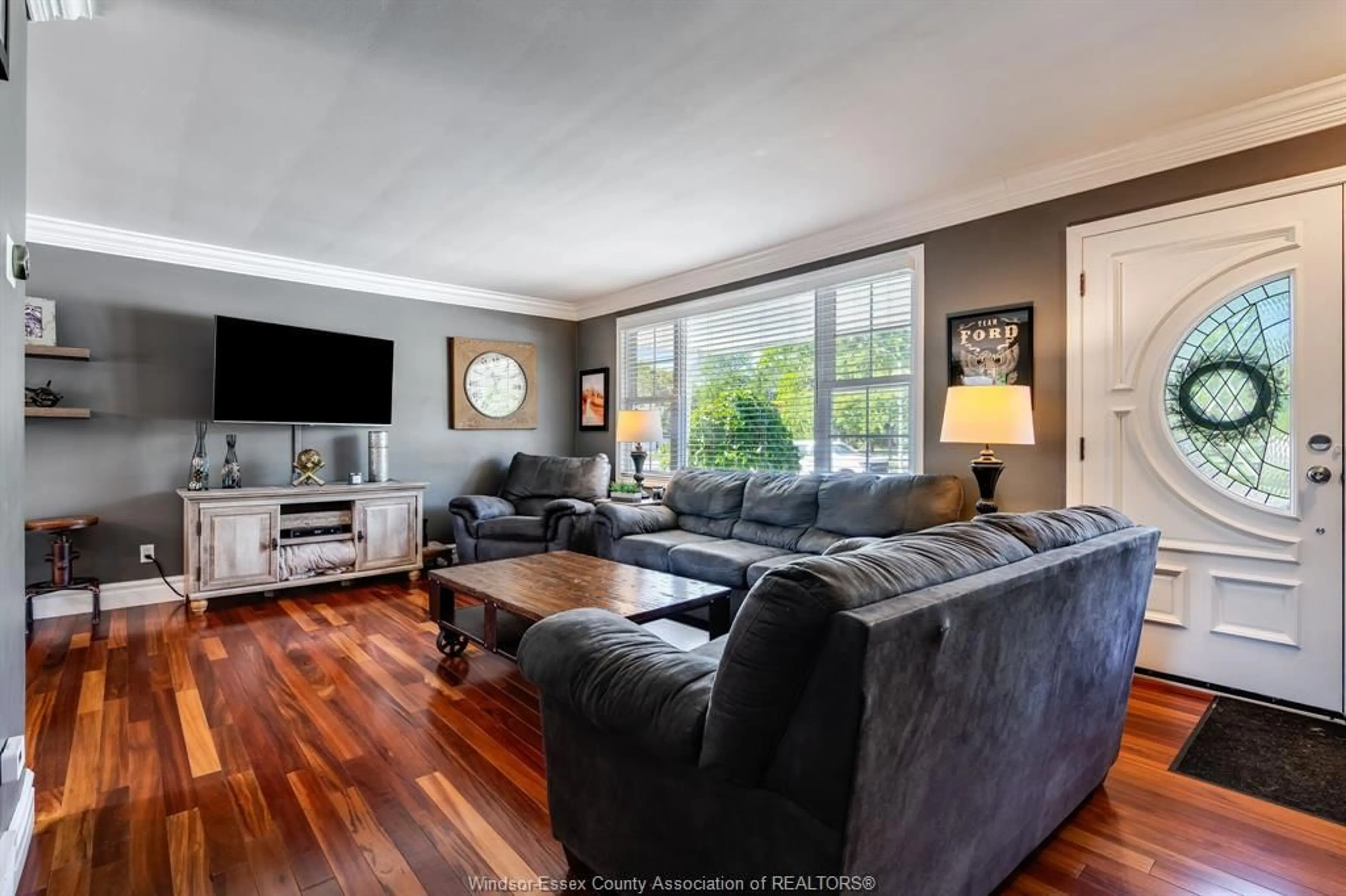 Living room with furniture, wood/laminate floor for 25 SUNSET Pl, Tilbury Ontario N0P 2L0