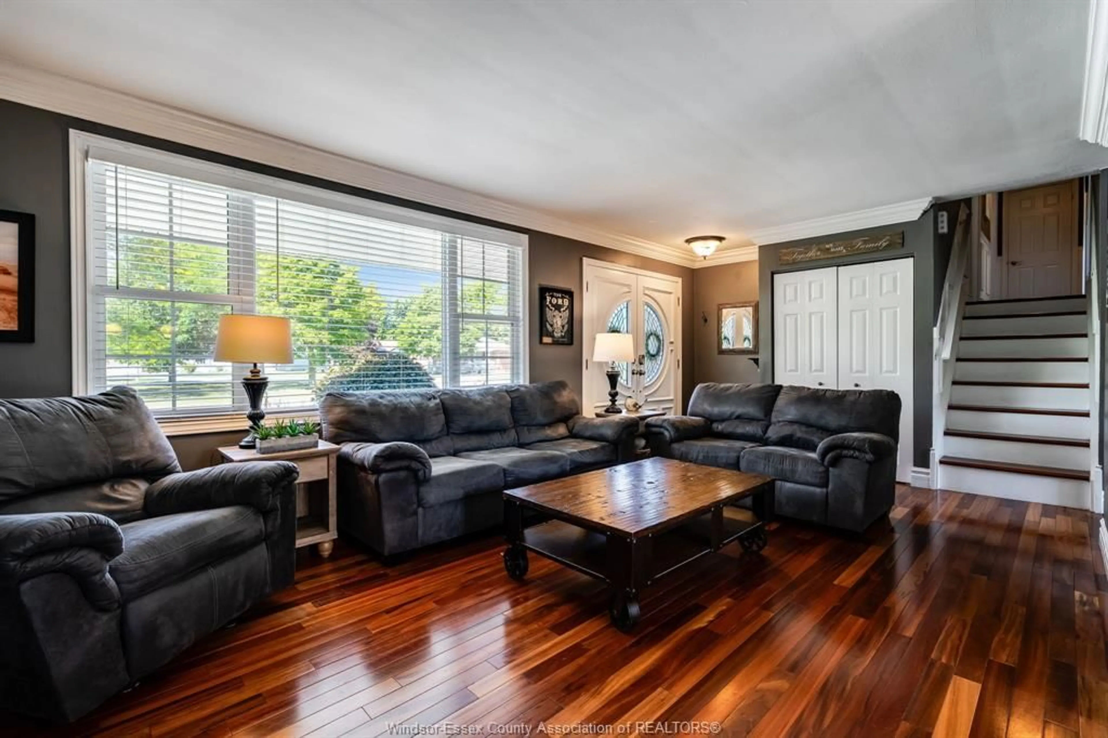 Living room with furniture, wood/laminate floor for 25 SUNSET Pl, Tilbury Ontario N0P 2L0