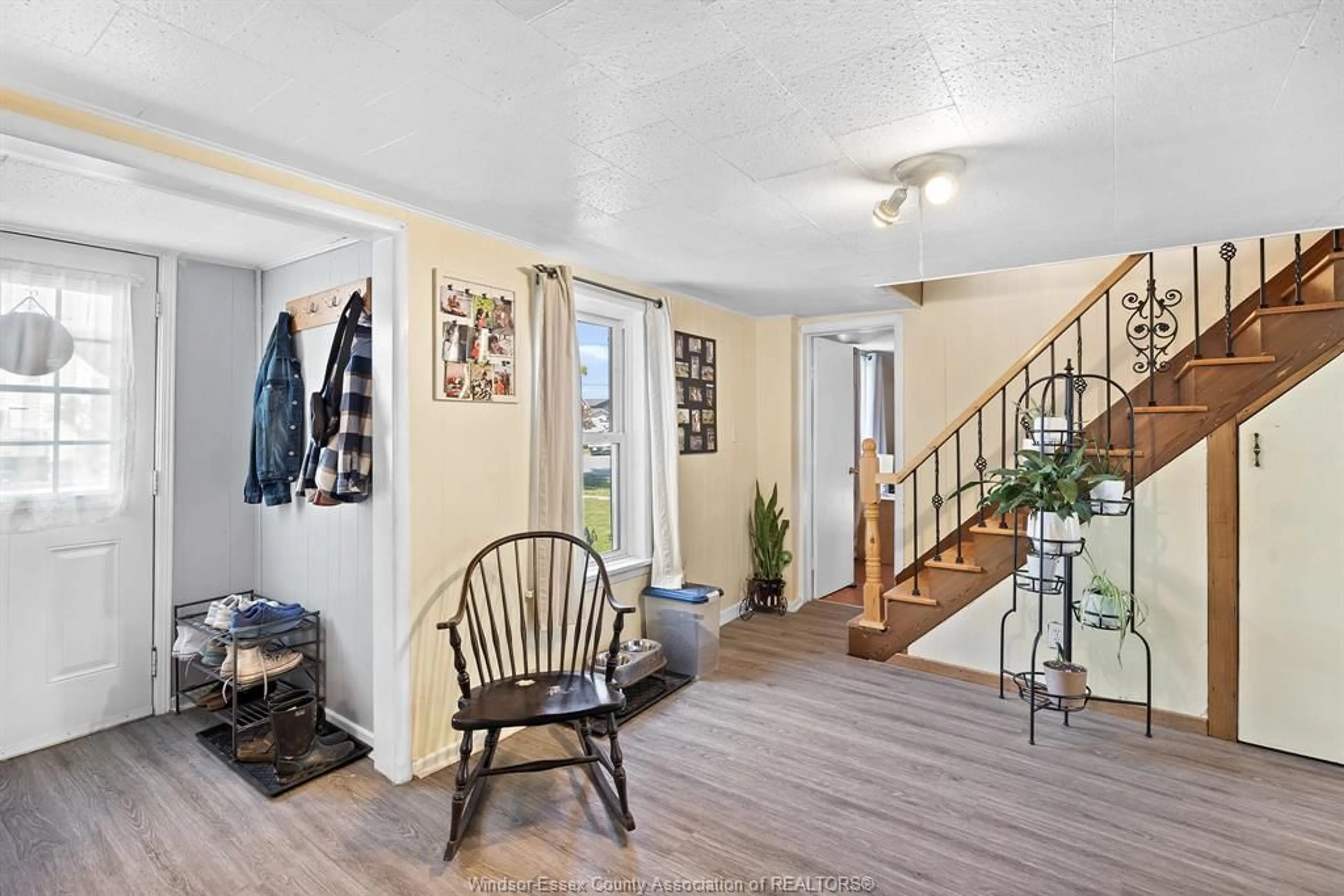 Indoor entryway for 19 BOND Ave, Tilbury Ontario N0P 2L0