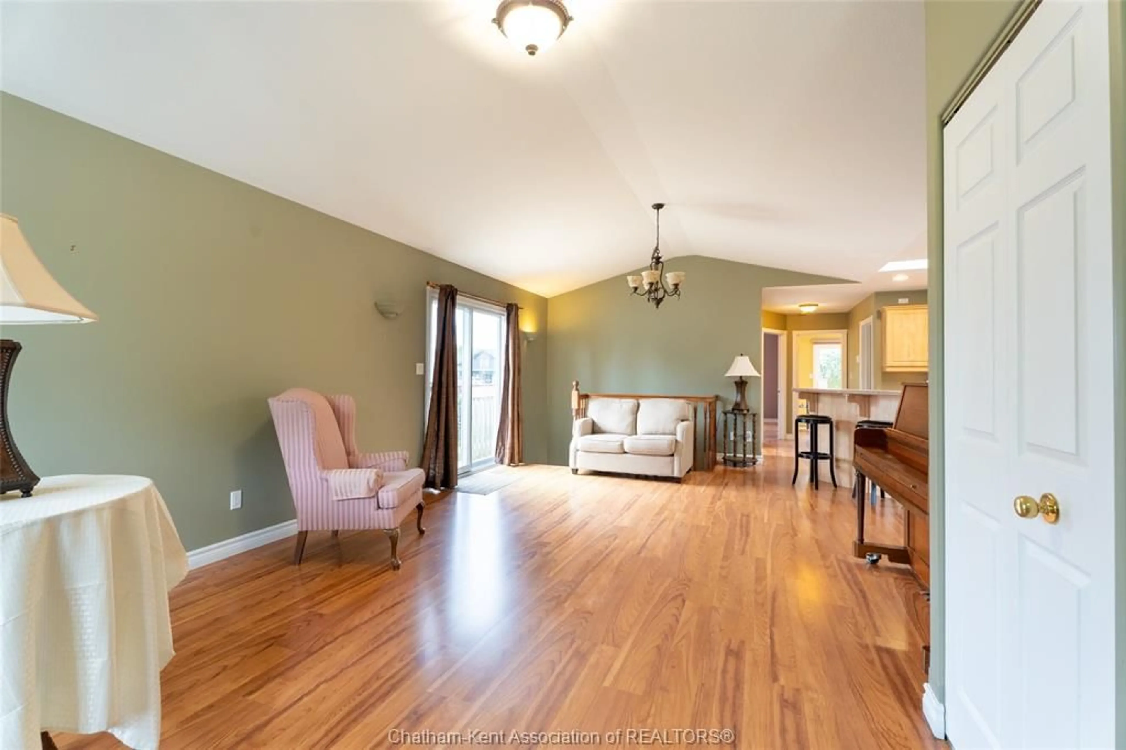 Living room with furniture, wood/laminate floor for 2 Frobisher Crt, Chatham Ontario N7L 5P9