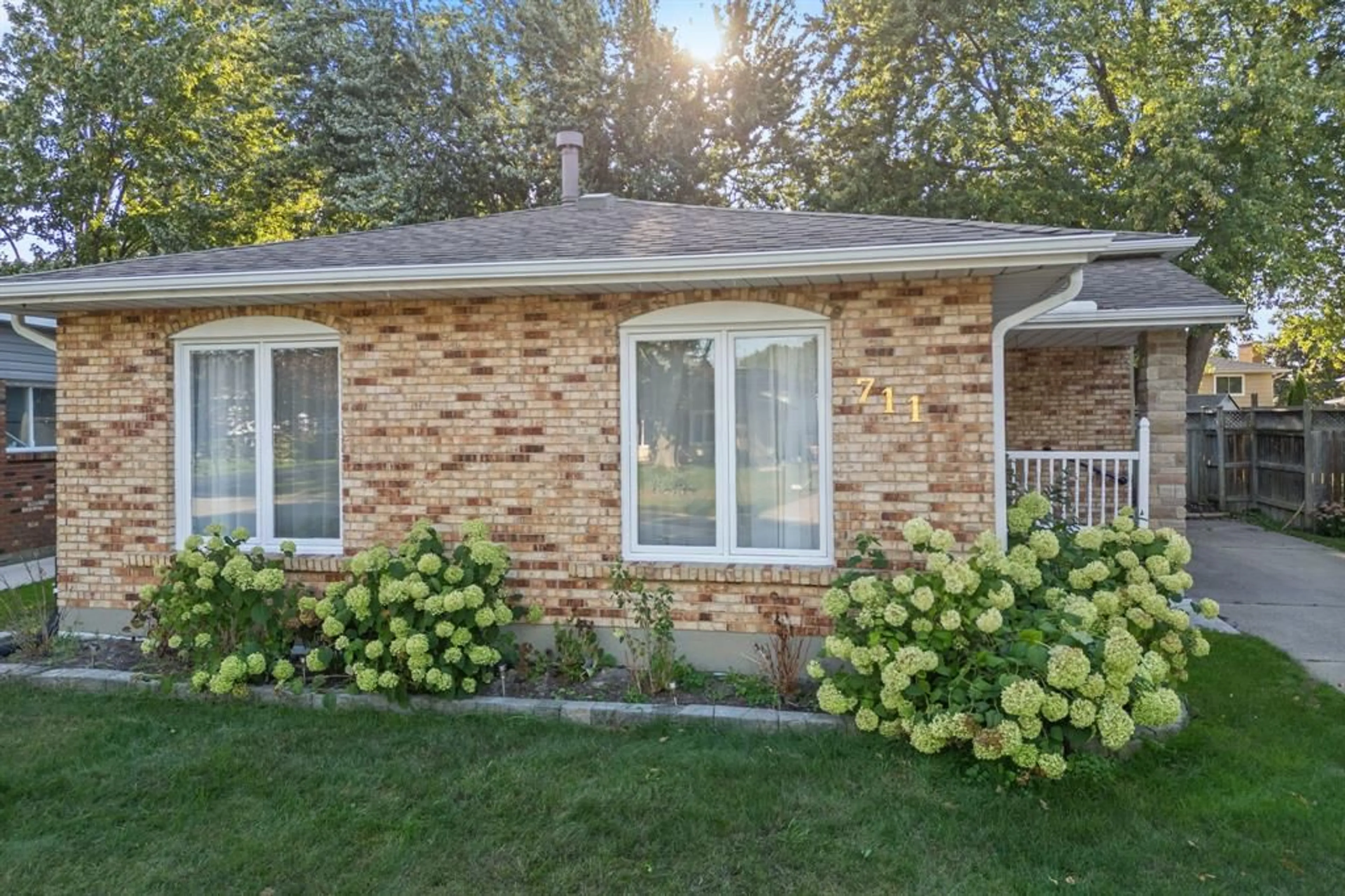 Patio, street for 711 Frost Crt, Sarnia Ontario N7S 4H2