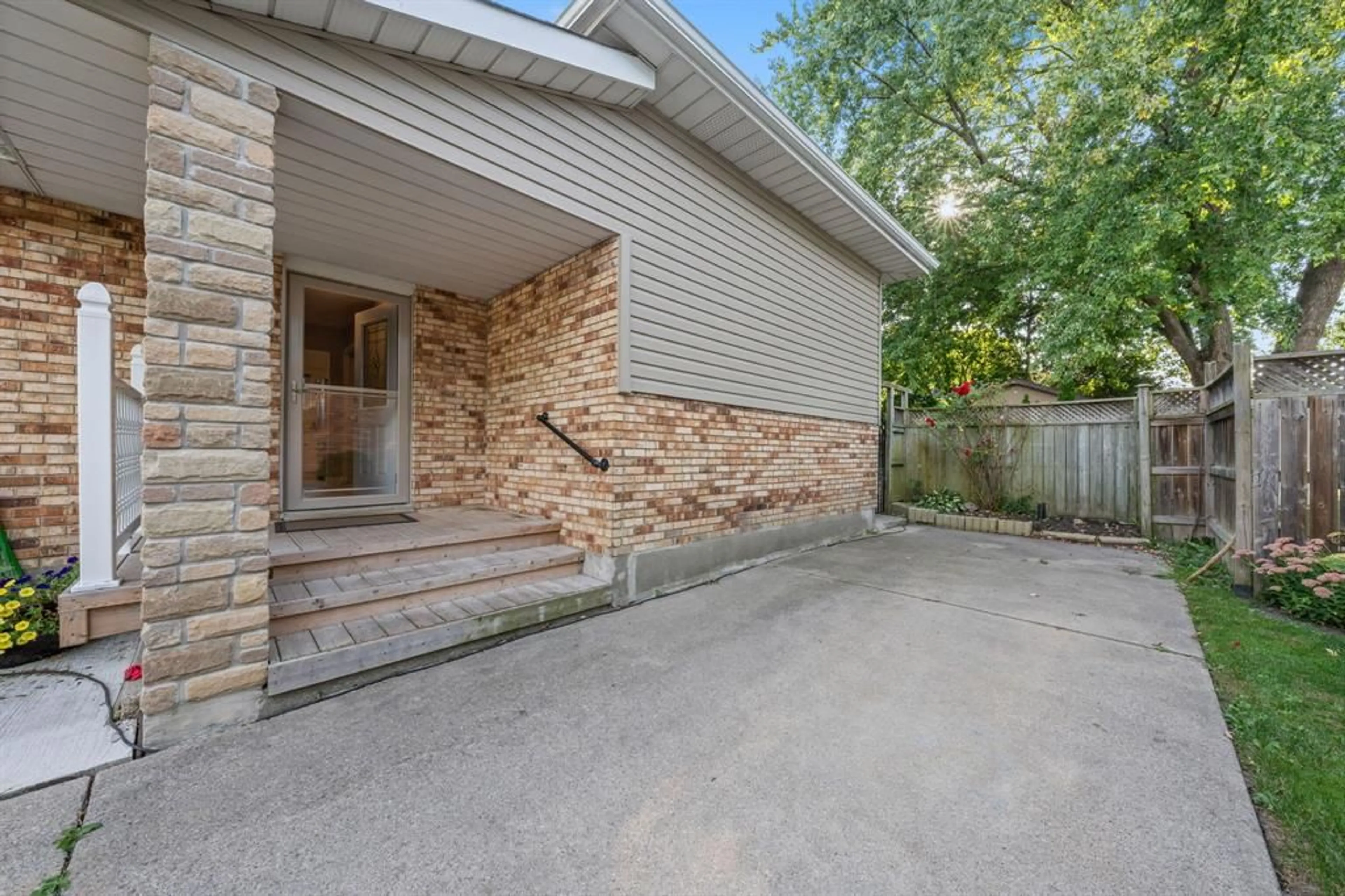 Patio, street for 711 Frost Crt, Sarnia Ontario N7S 4H2