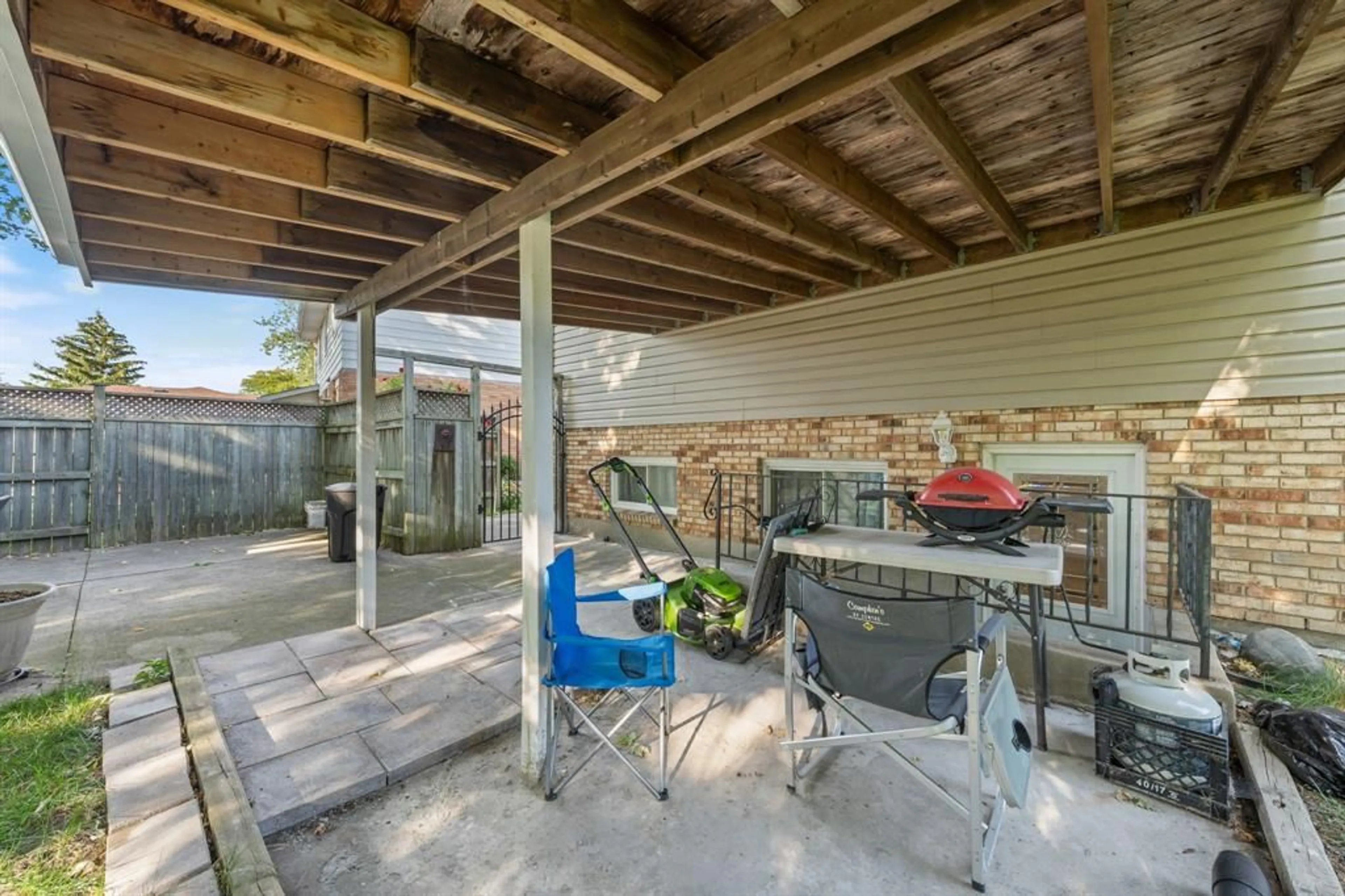 Patio, street for 711 Frost Crt, Sarnia Ontario N7S 4H2