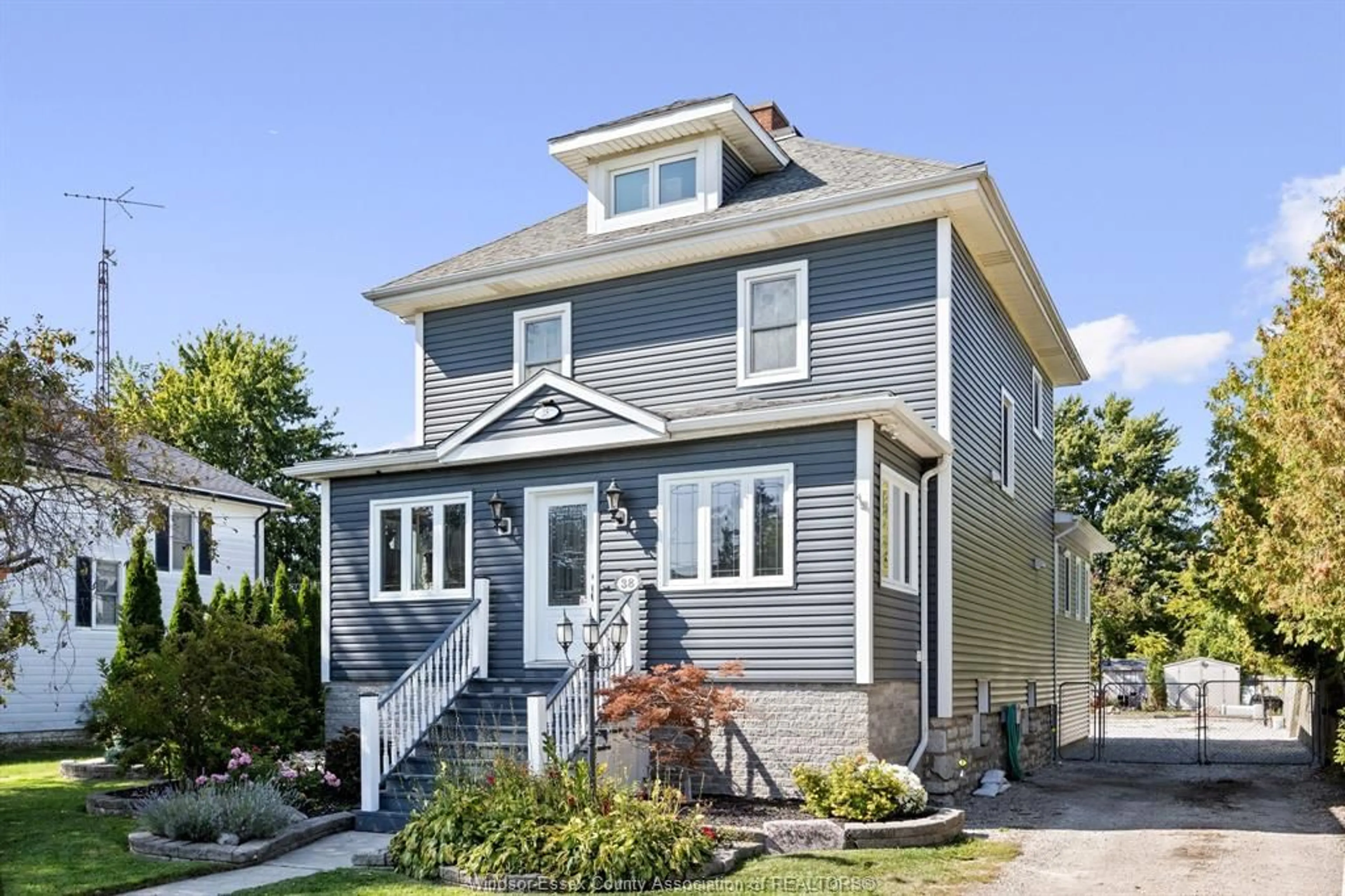 Home with vinyl exterior material, street for 38 CANAL St, Tilbury Ontario N0P 2L0