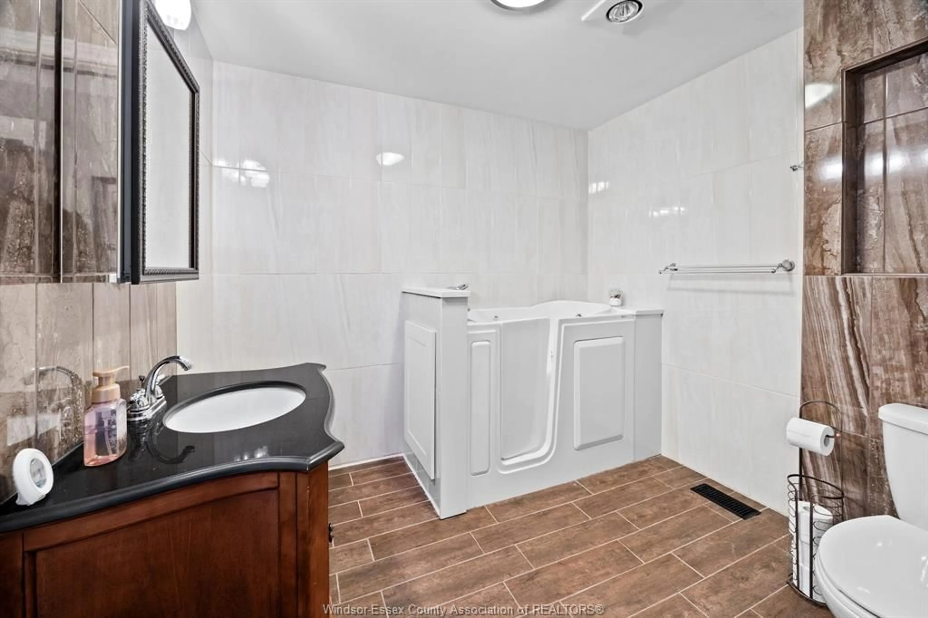 Standard bathroom, ceramic/tile floor for 38 CANAL St, Tilbury Ontario N0P 2L0