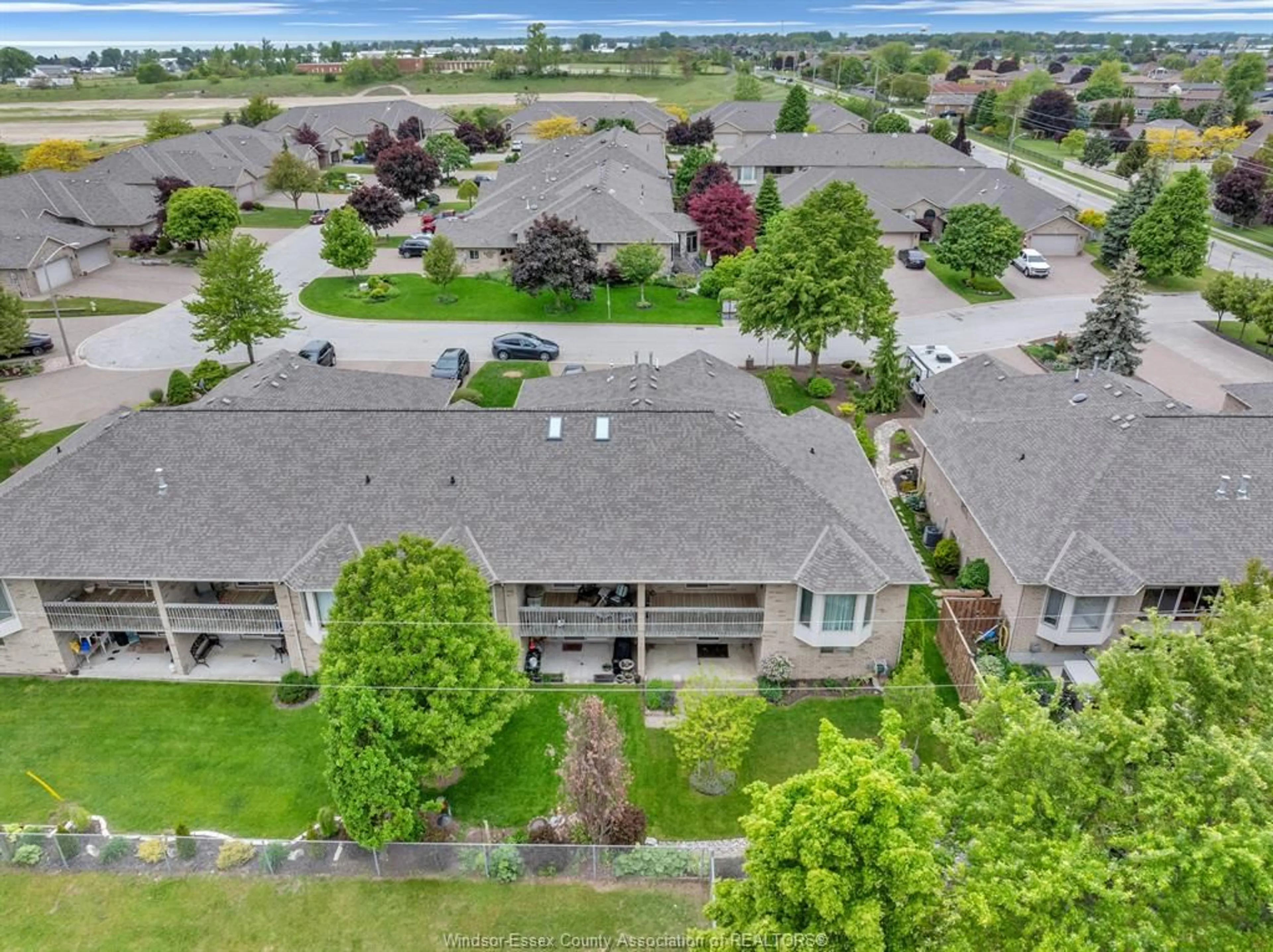 A pic from outside/outdoor area/front of a property/back of a property/a pic from drone, unknown for 10 QUEENS HILL Cres, Leamington Ontario N8H 5M6
