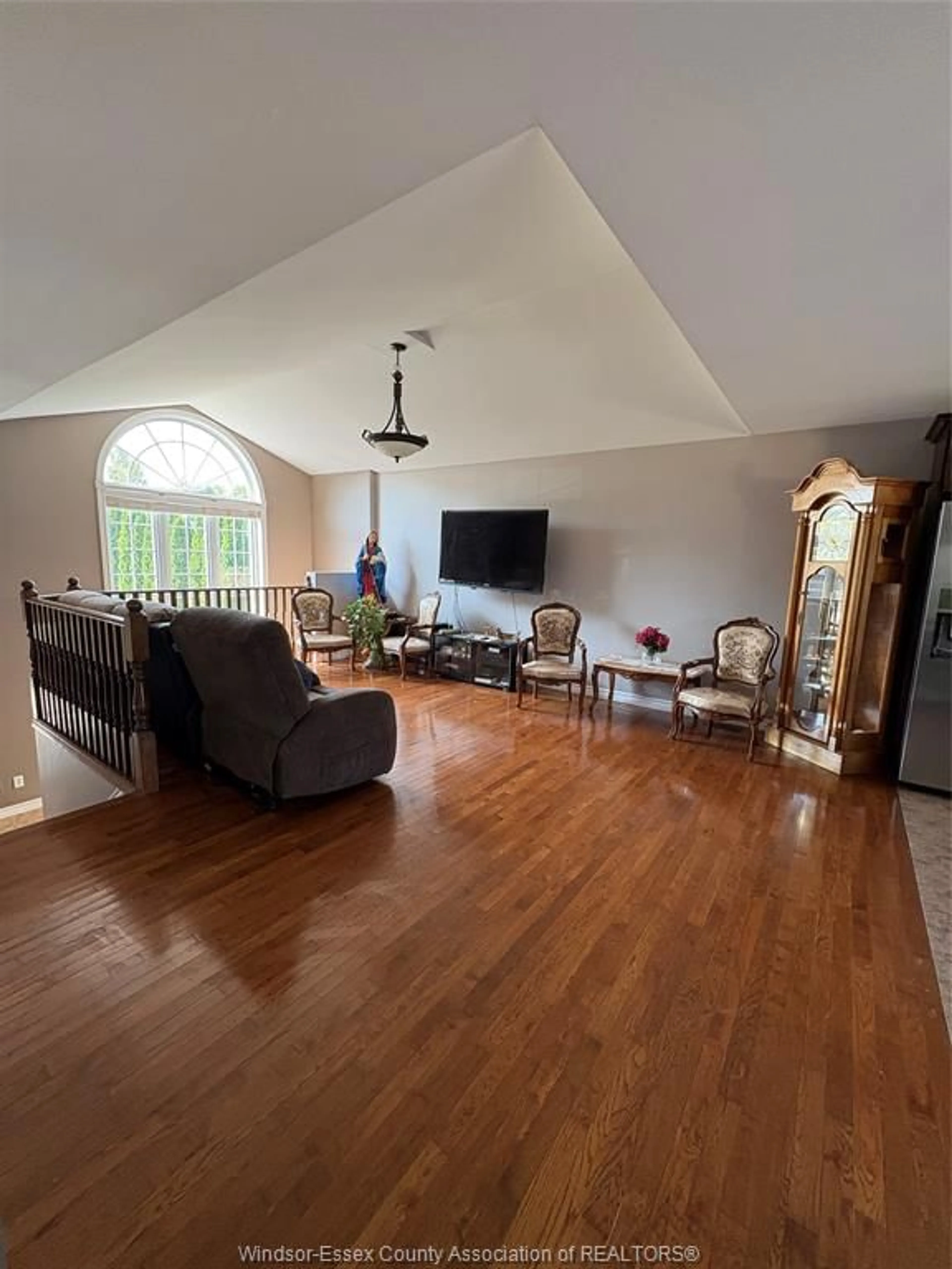 Living room with furniture, wood/laminate floor for 340 WHITE Cres, Amherstburg Ontario N9V 4C7