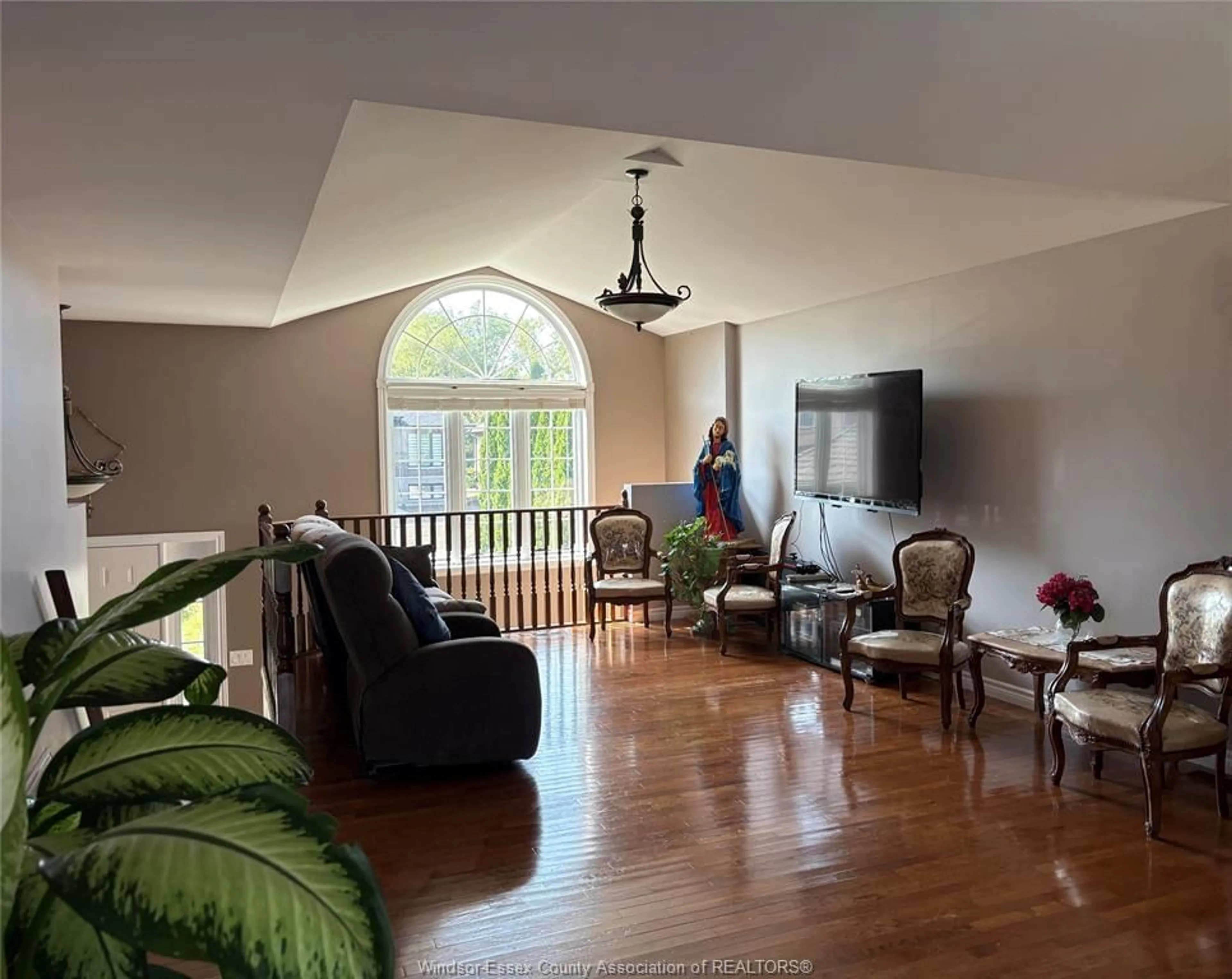 Living room with furniture, wood/laminate floor for 340 WHITE Cres, Amherstburg Ontario N9V 4C7