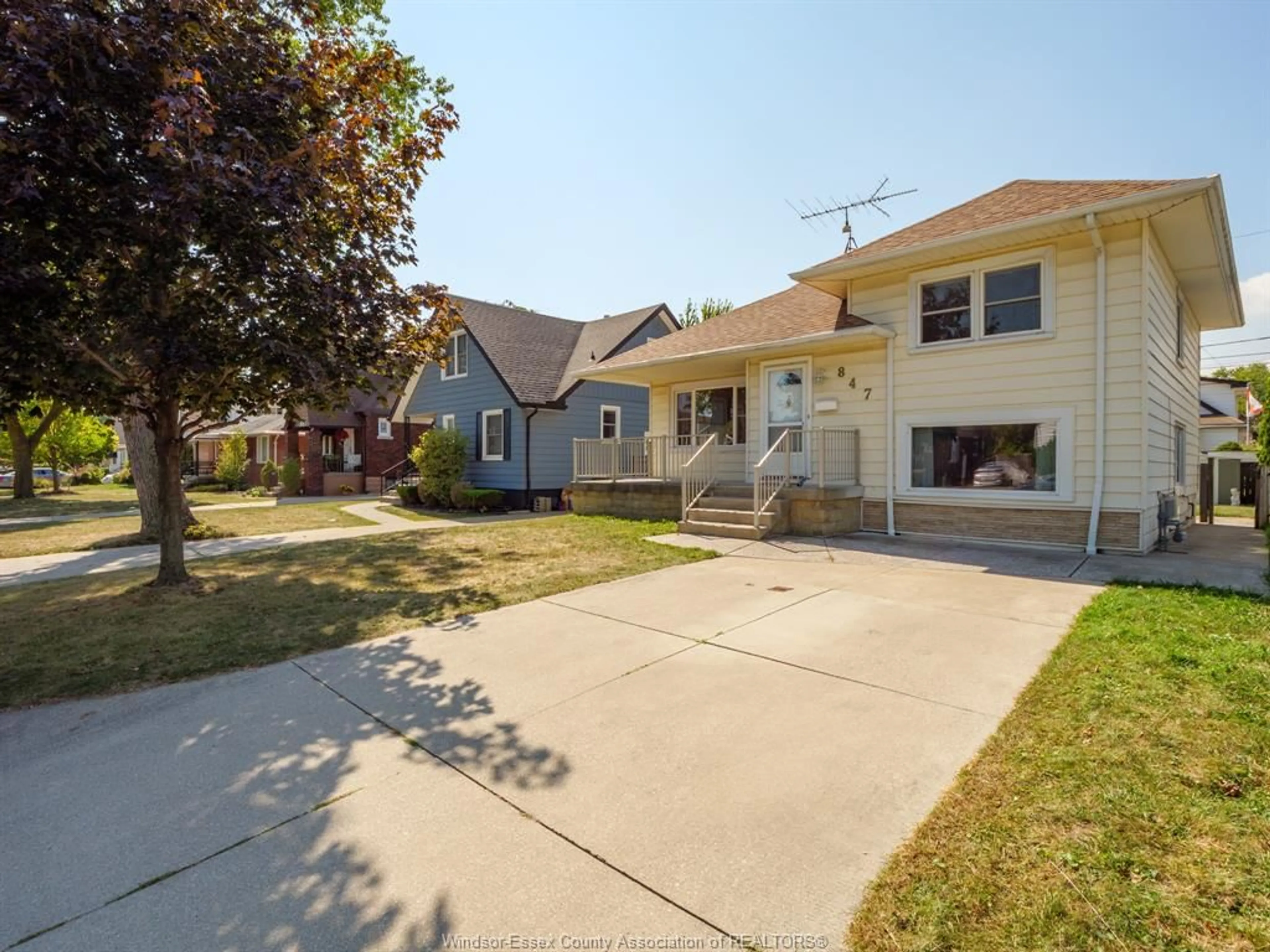 A pic from outside/outdoor area/front of a property/back of a property/a pic from drone, street for 847 Reedmere Ave, Windsor Ontario N8S 2L6