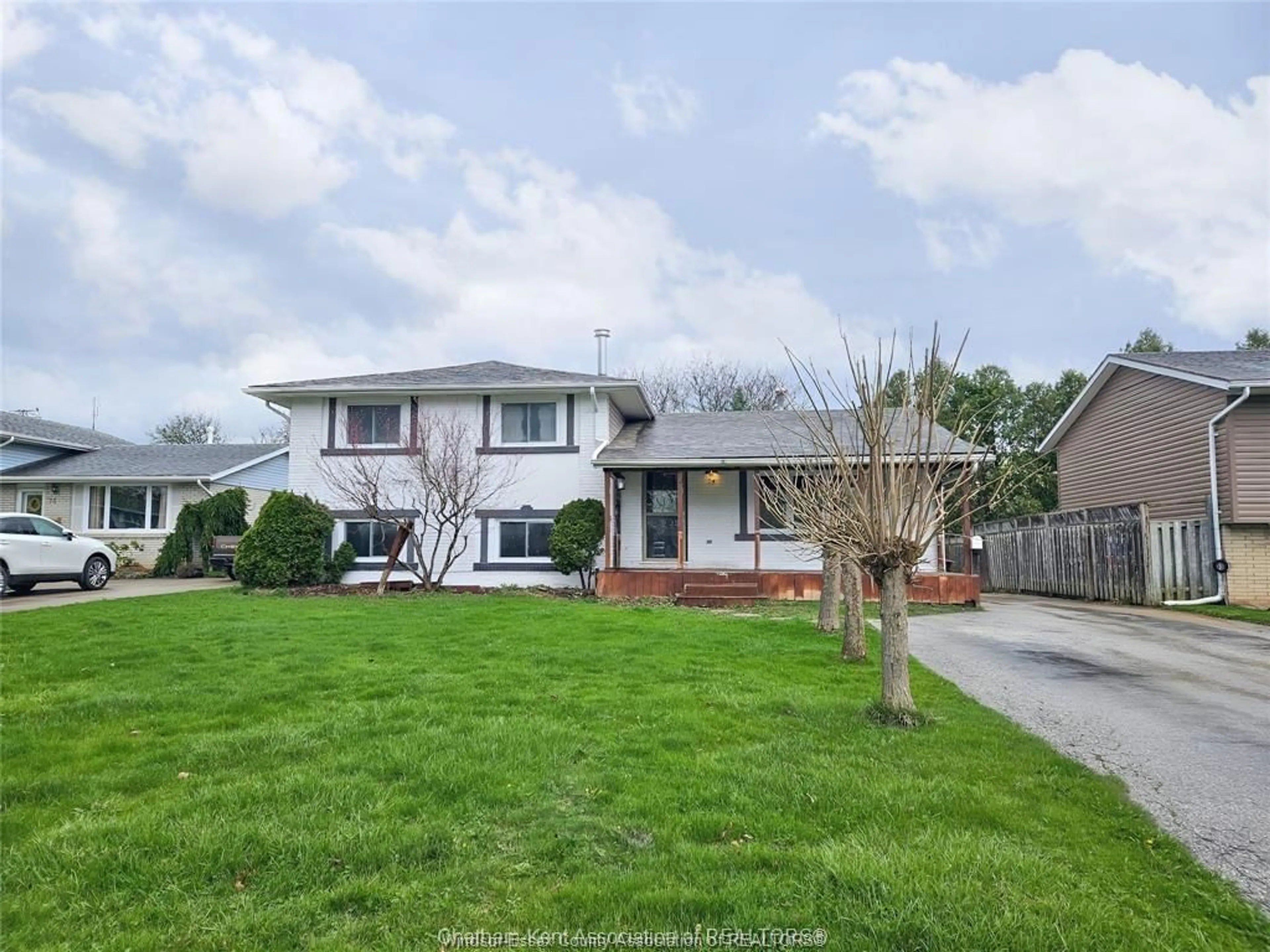 A pic from outside/outdoor area/front of a property/back of a property/a pic from drone, street for 74 CHESTNUT Dr, Chatham Ontario N7M 4Z1