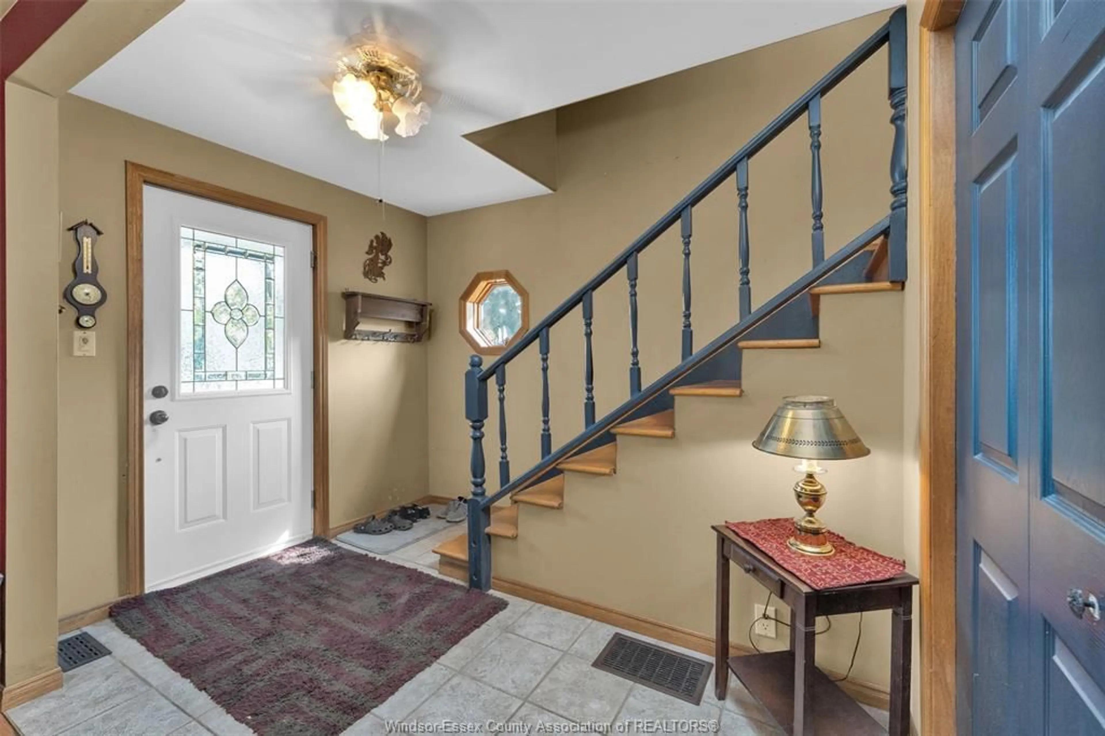 Indoor foyer for 1665 LESPERANCE Rd, Tecumseh Ontario N8N 1Y2