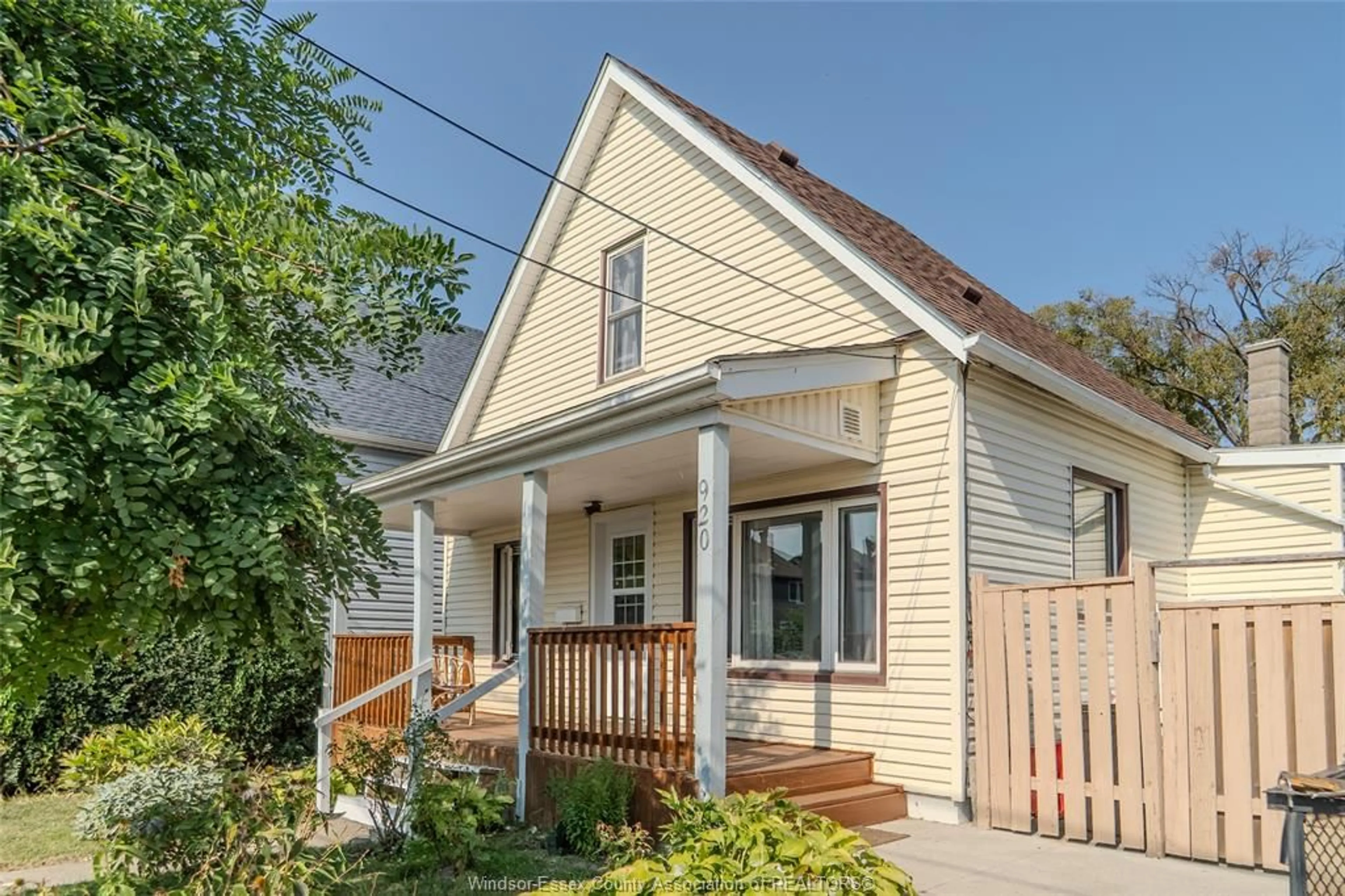 Home with vinyl exterior material, street for 920 LILLIAN, Windsor Ontario N9A 1V5