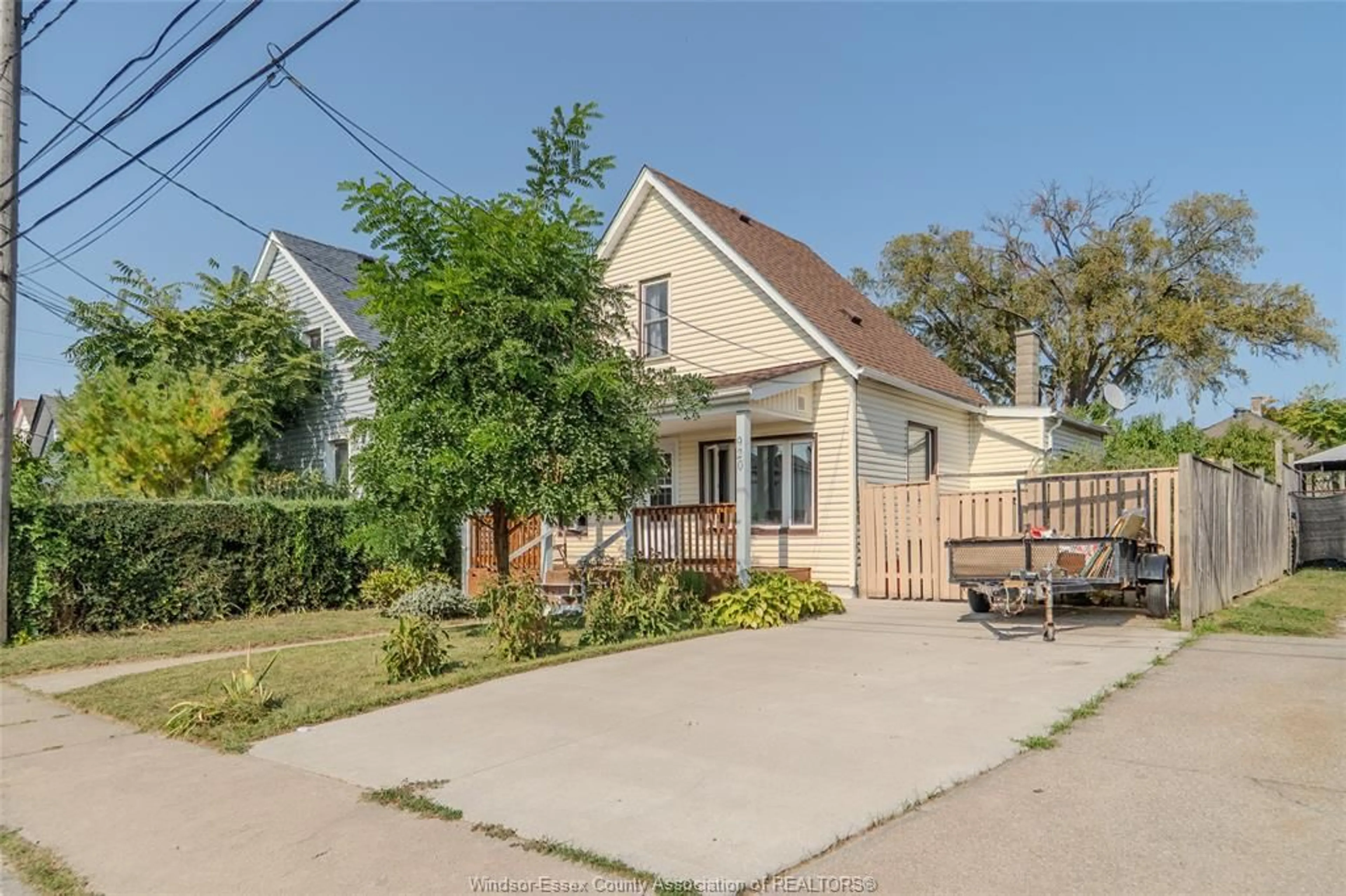 A pic from outside/outdoor area/front of a property/back of a property/a pic from drone, street for 920 LILLIAN, Windsor Ontario N9A 1V5