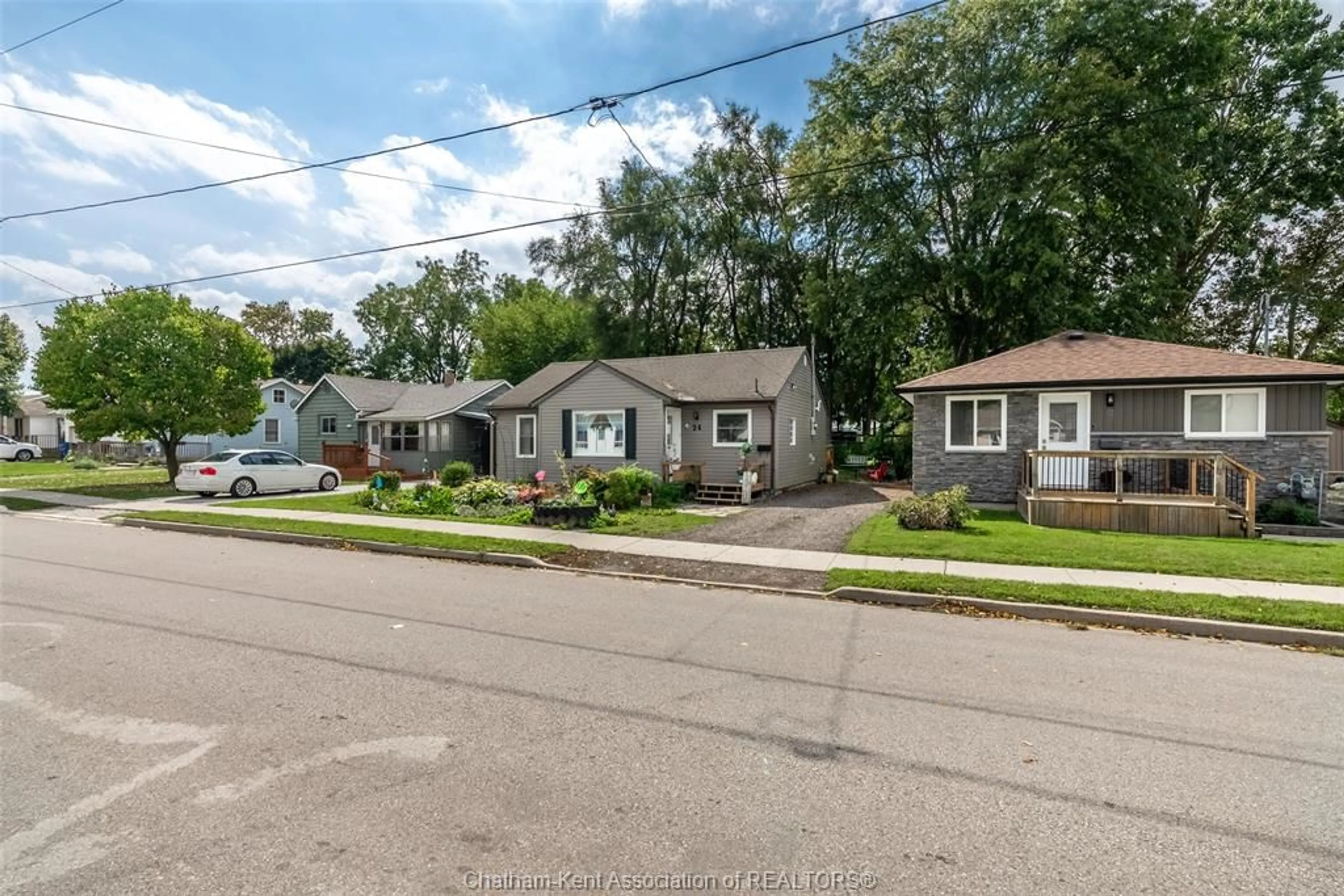 A pic from outside/outdoor area/front of a property/back of a property/a pic from drone, street for 24 Park Lane, Chatham Ontario N7M 4Y1