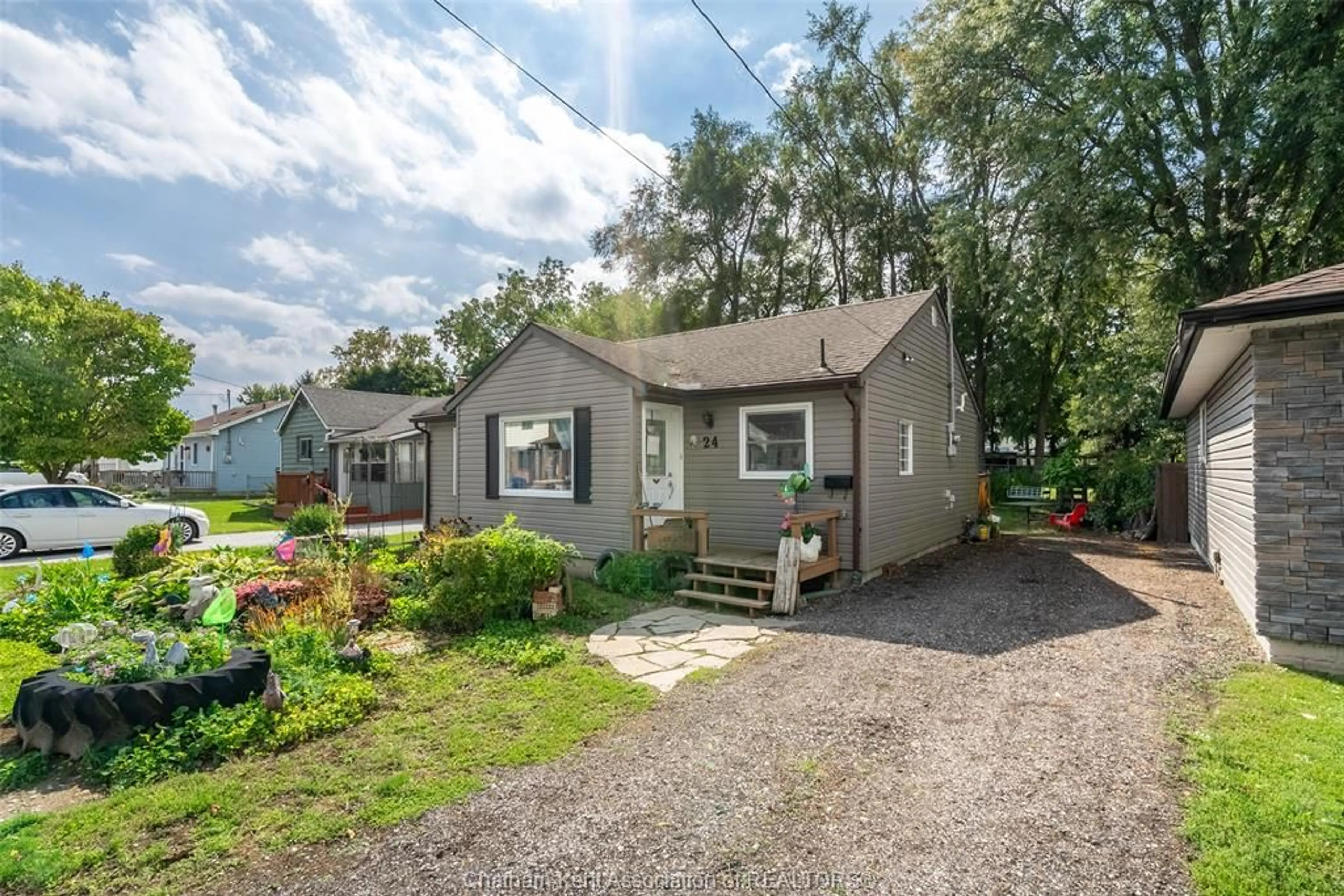 Home with vinyl exterior material, street for 24 Park Lane, Chatham Ontario N7M 4Y1