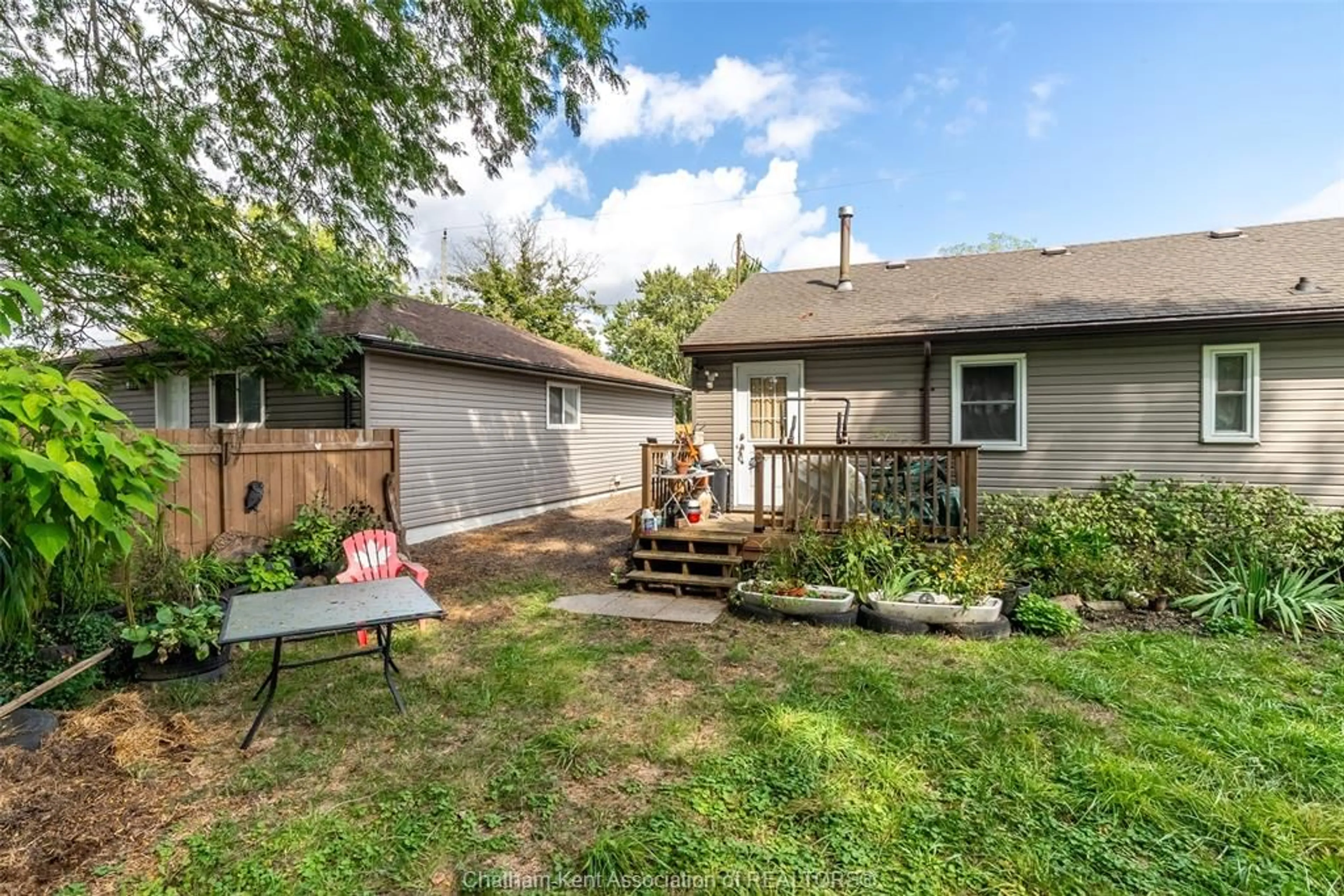 Patio, street for 24 Park Lane, Chatham Ontario N7M 4Y1