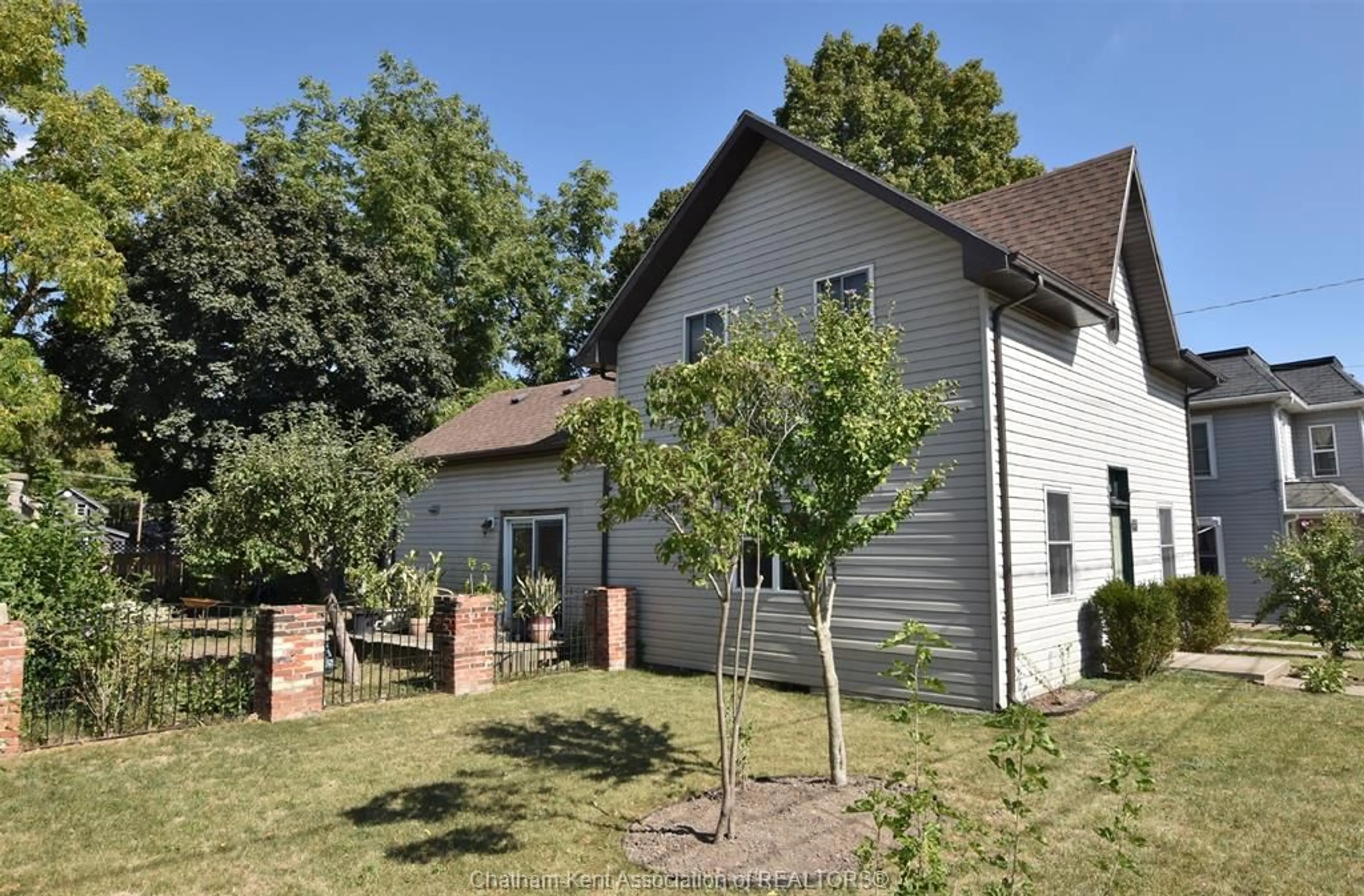 A pic from outside/outdoor area/front of a property/back of a property/a pic from drone, building for 23 Chatham St, Blenheim Ontario N0P 1A0