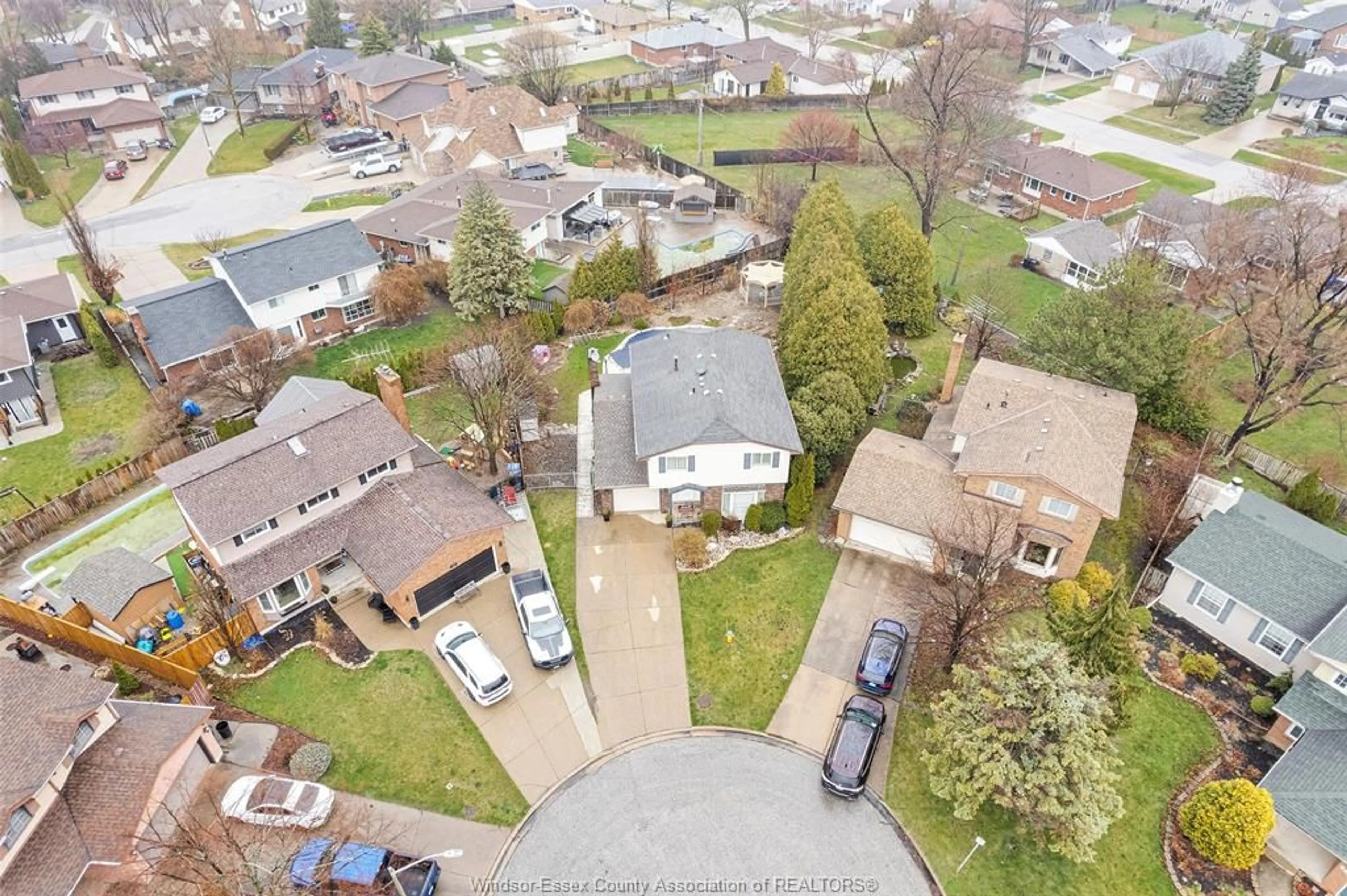 A pic from outside/outdoor area/front of a property/back of a property/a pic from drone, street for 222 Donalda Crt, Tecumseh Ontario N8N 3K2