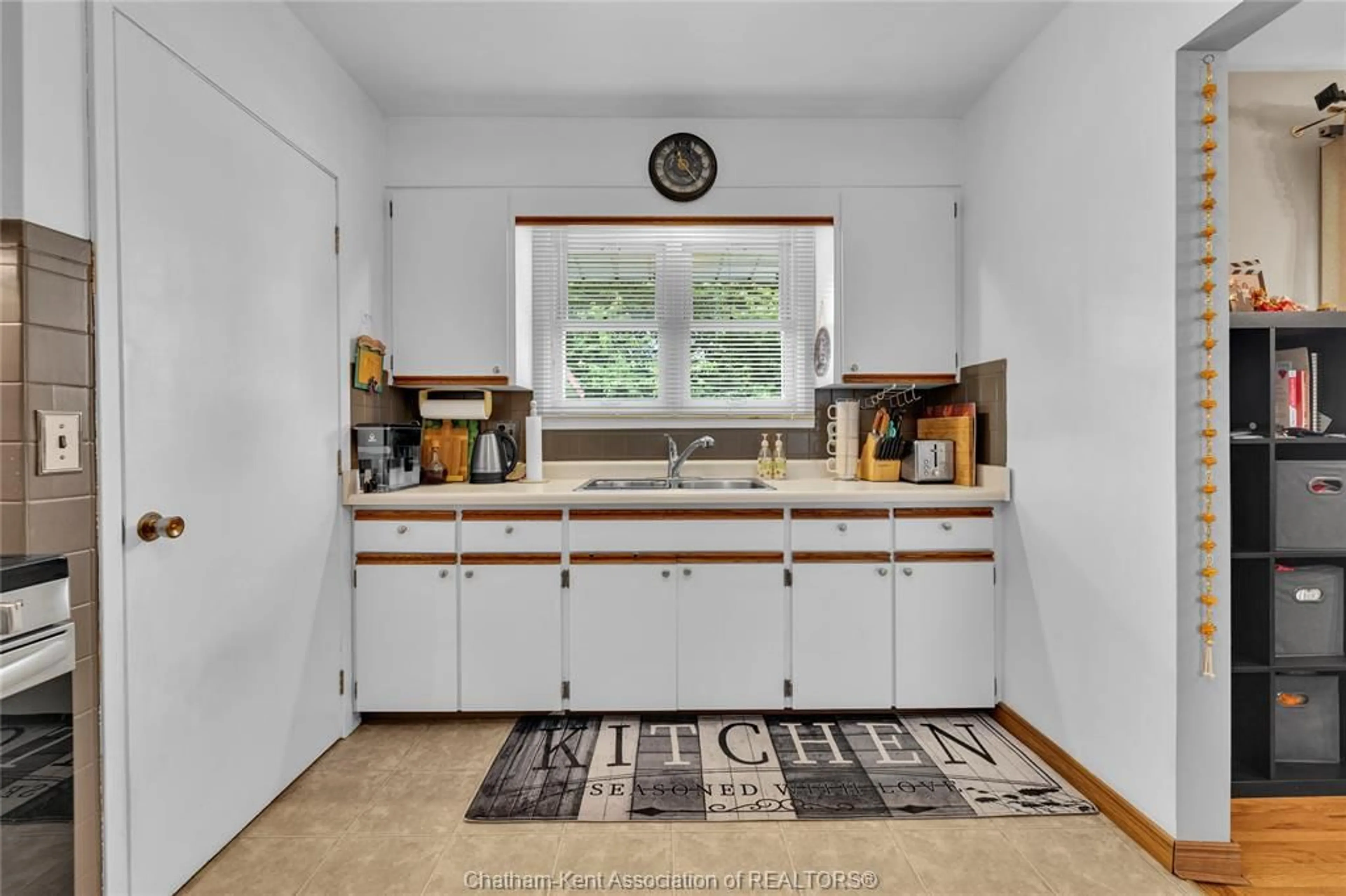 Standard kitchen, ceramic/tile floor for 20 Romney Rd, Chatham Ontario N7L 3S3
