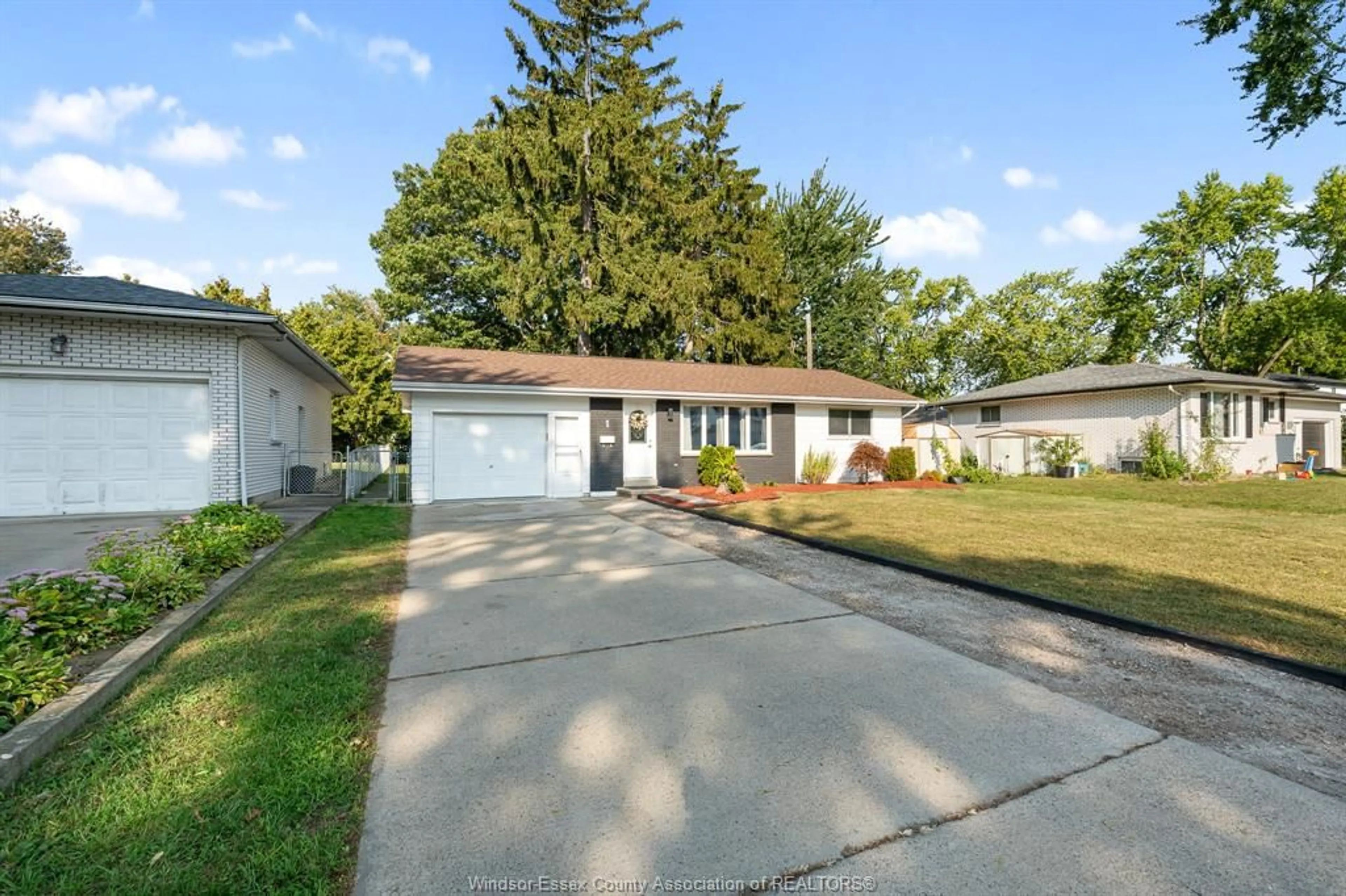 Home with vinyl exterior material, street for 1 LONGFIELD Lane, Leamington Ontario N8H 2R8