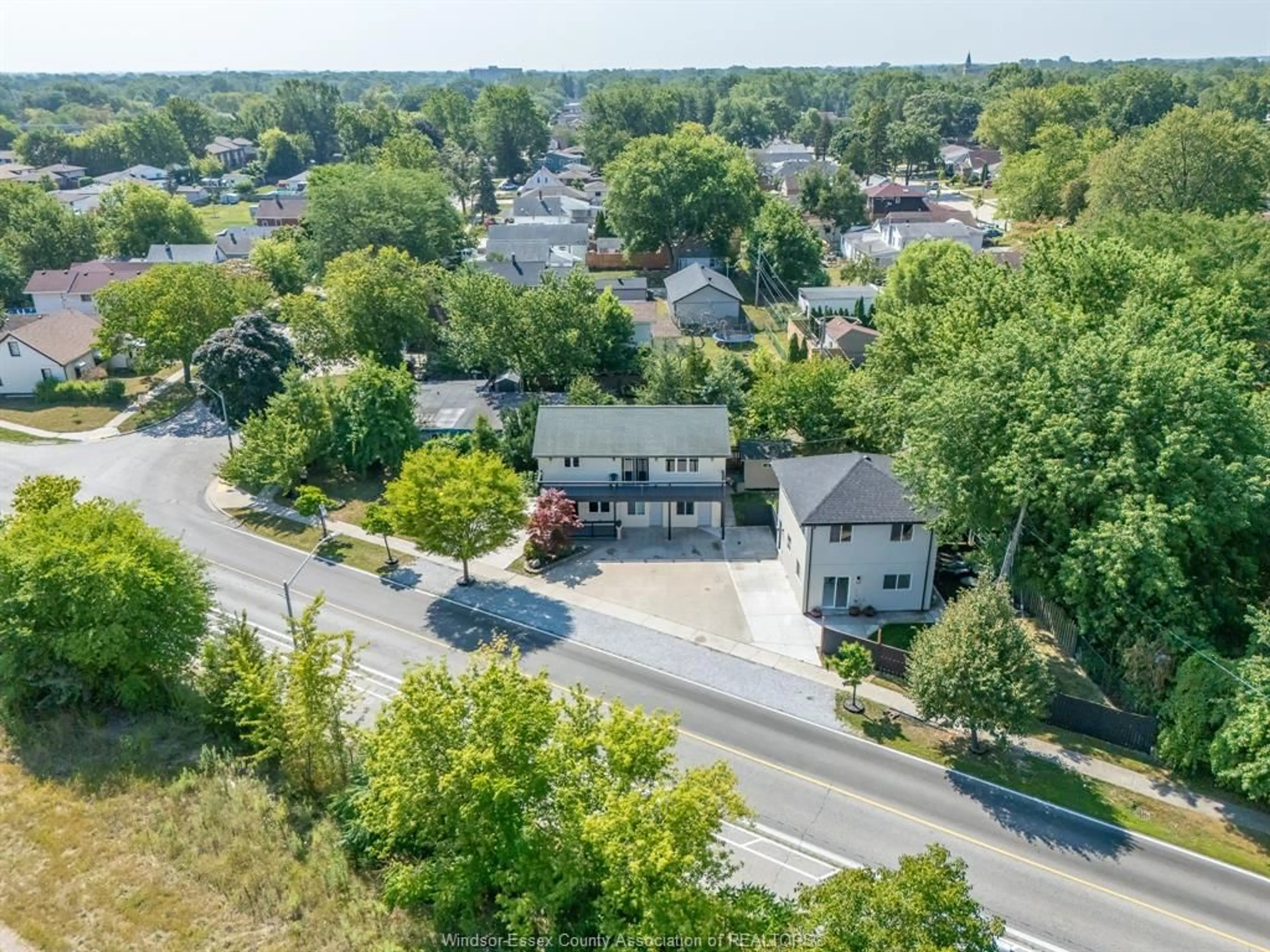 A pic from outside/outdoor area/front of a property/back of a property/a pic from drone, street for 1501 FORD Blvd, Windsor Ontario N8T 2C7