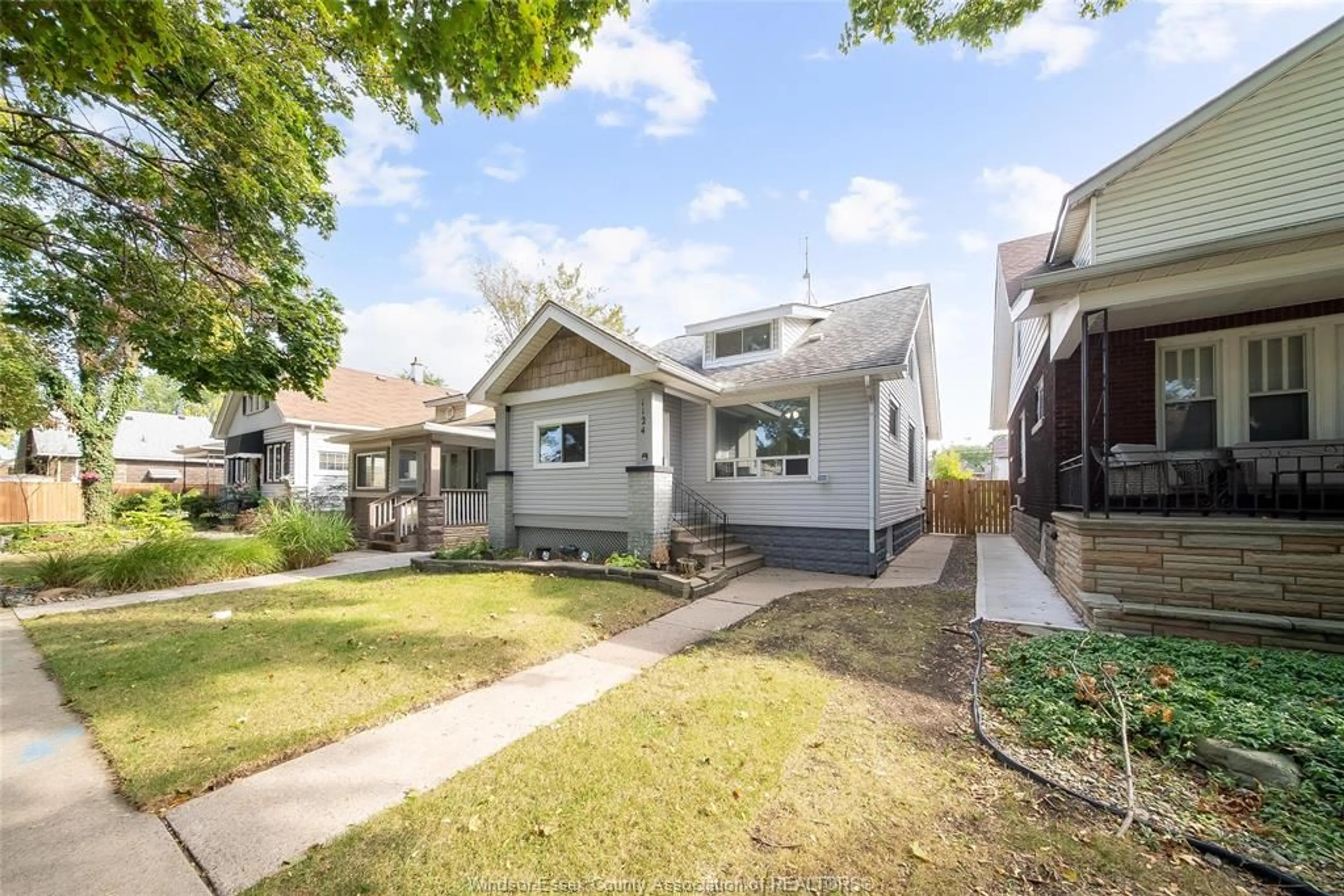 Home with vinyl exterior material, street for 1124 JANETTE, Windsor Ontario N9A 5A5