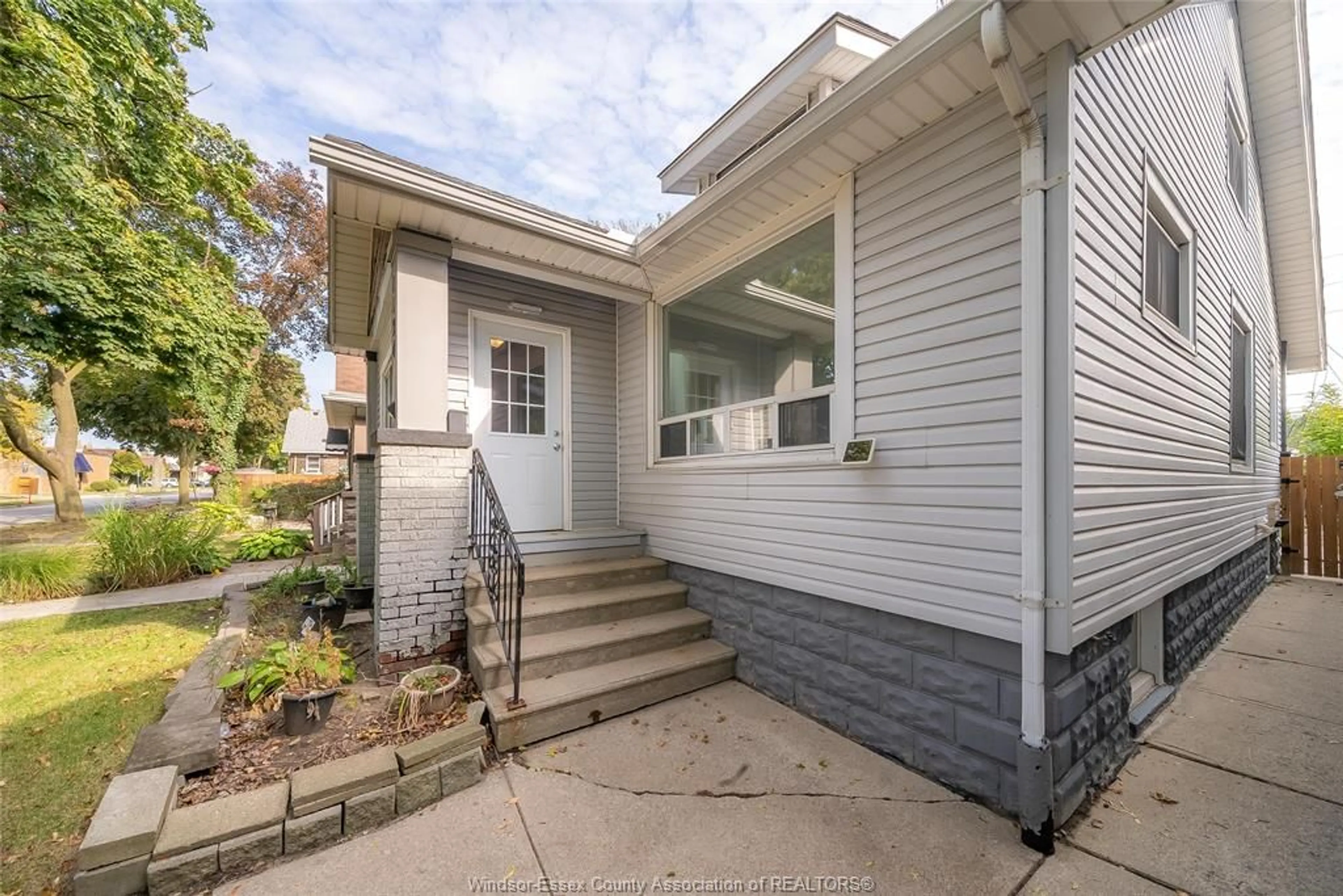 Home with vinyl exterior material, street for 1124 JANETTE, Windsor Ontario N9A 5A5