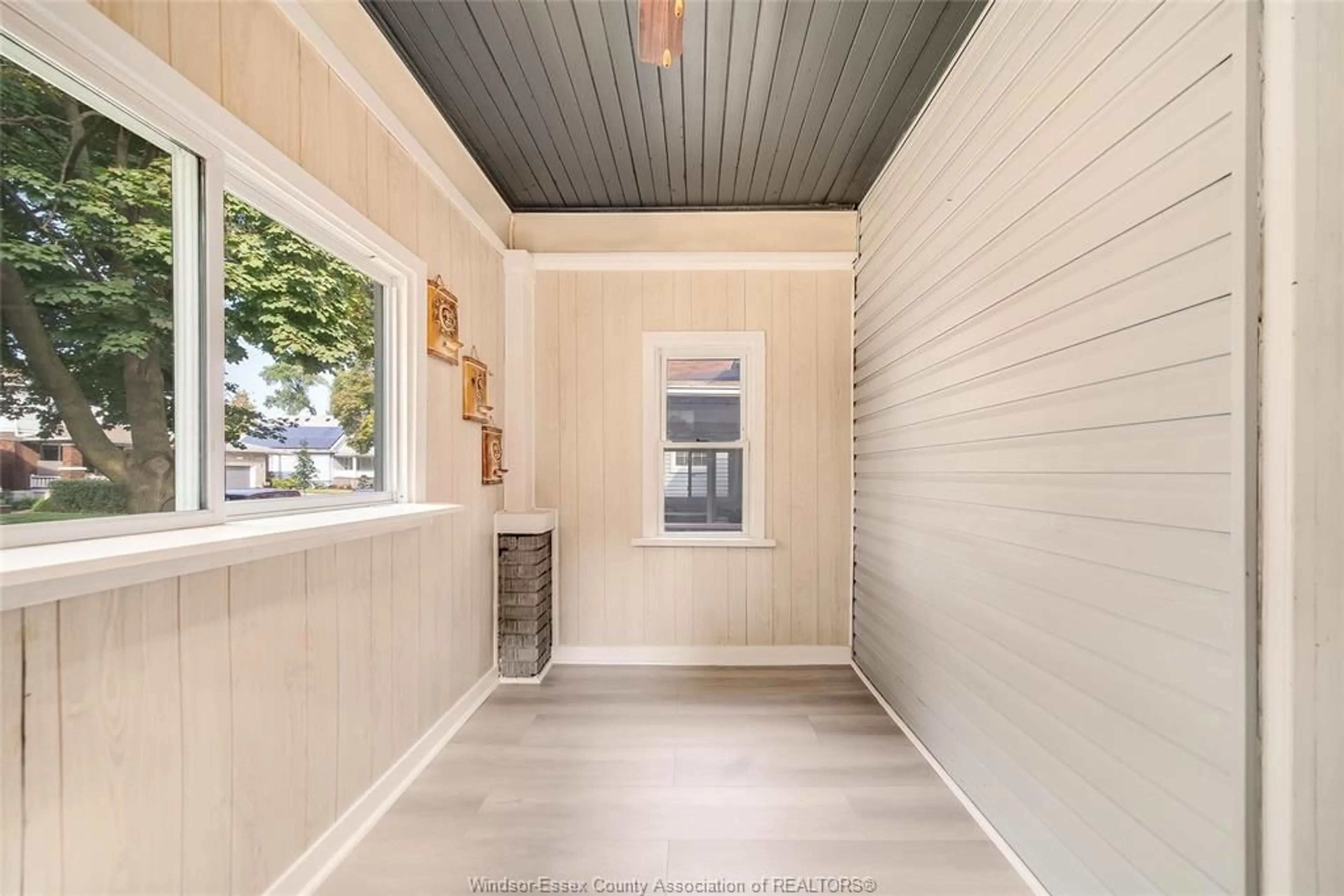 Indoor entryway for 1124 JANETTE, Windsor Ontario N9A 5A5