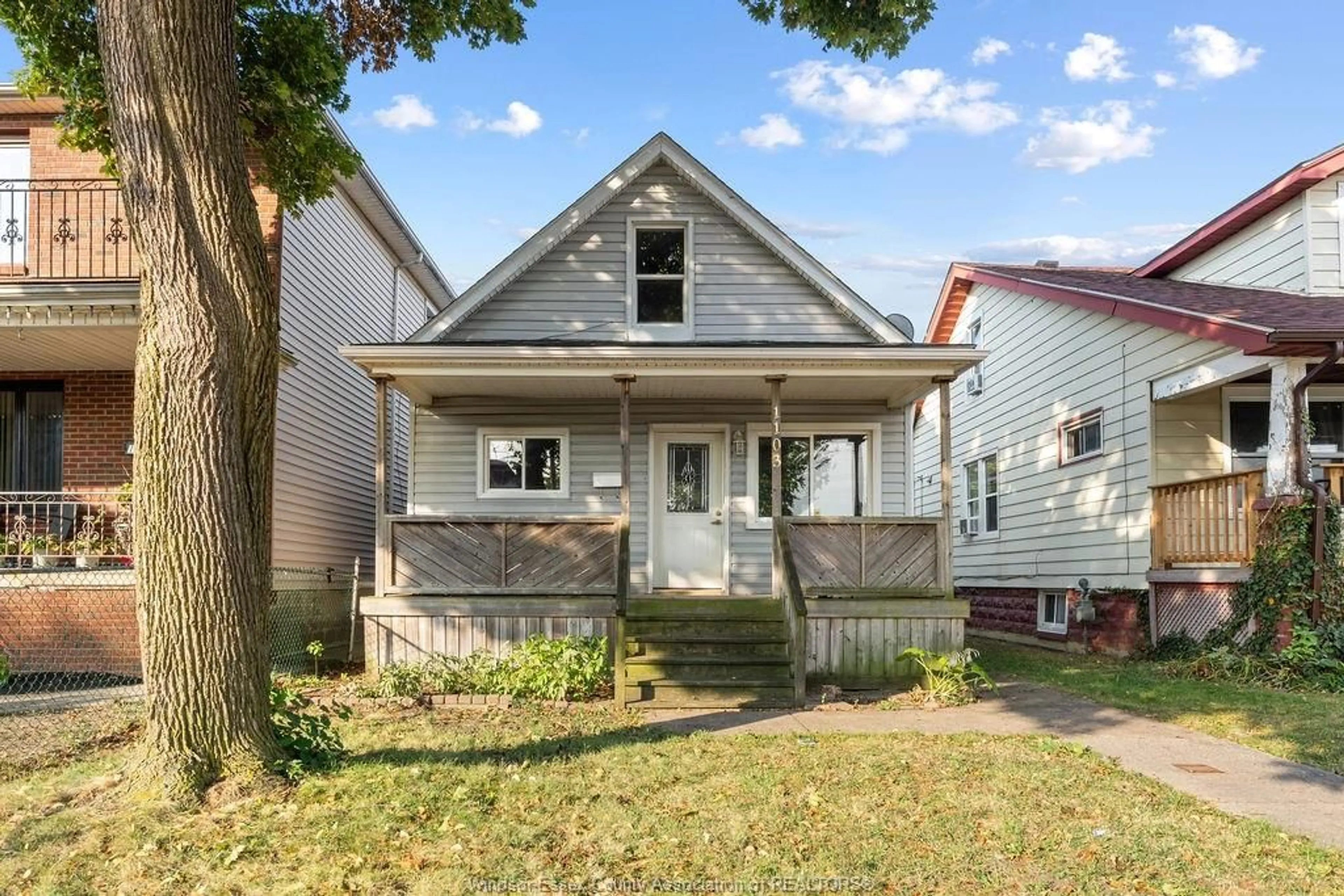 Home with vinyl exterior material, street for 1103 LILLIAN, Windsor Ontario N9A 1V6