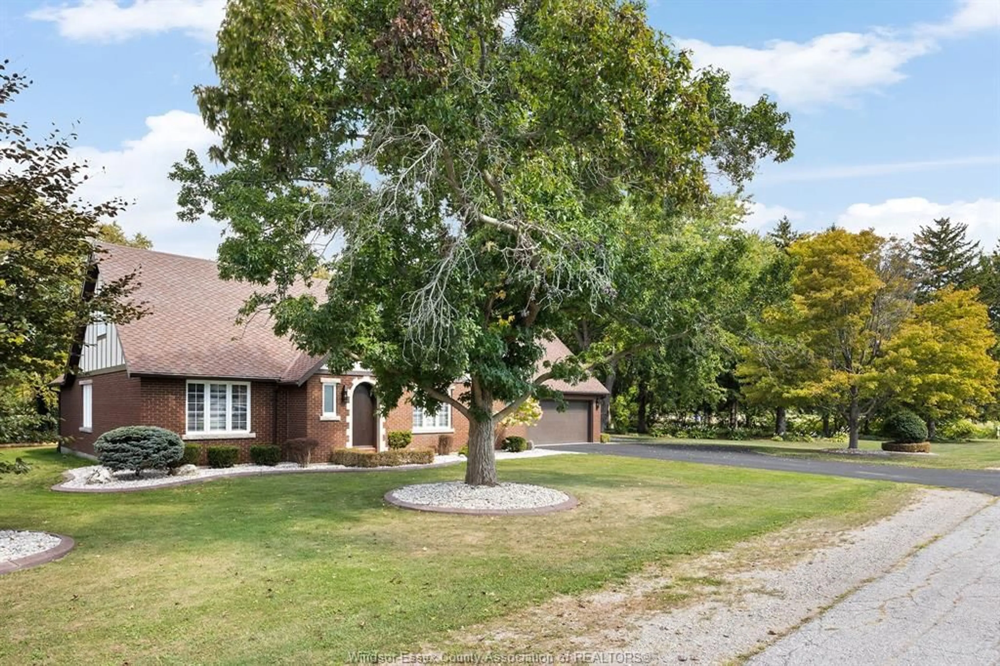 A pic from outside/outdoor area/front of a property/back of a property/a pic from drone, street for 106 KAEL, Harrow Ontario N0R 1G0