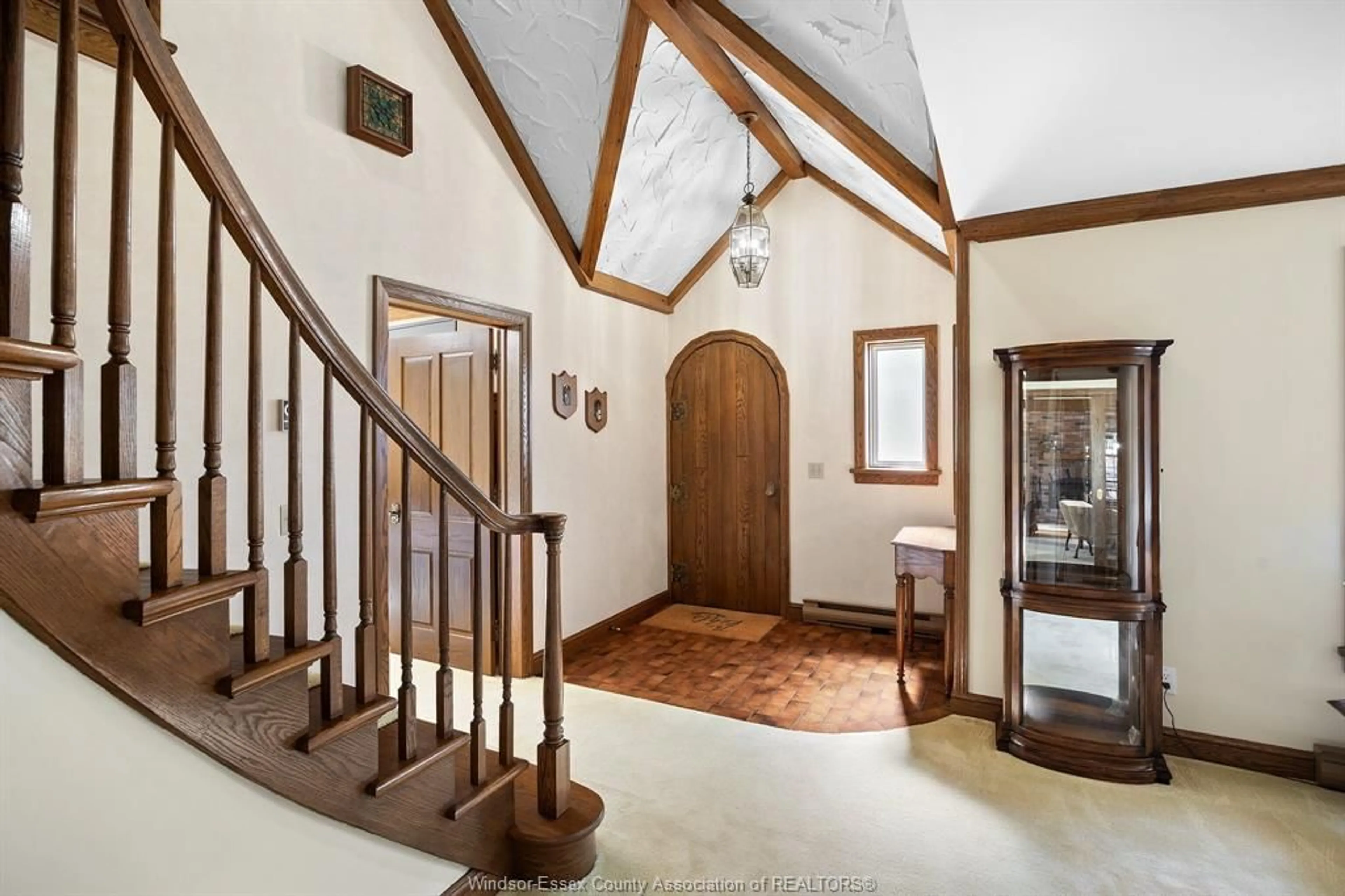 Indoor foyer for 106 KAEL, Harrow Ontario N0R 1G0